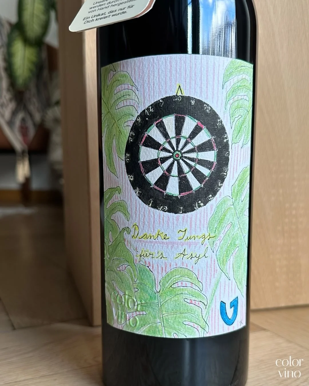 ✨Personalisierte, handgemachte Weinetiketten✨
Dieses Etikett durften wir f&uuml;r ein ganz besonderes Dankesch&ouml;n gestalten. Die Motive: Darts, Monsteras und IT-B&uuml;ro. 

🎄Weihnachtliche Geschenkidee:
Individuell gestaltete Weinetiketten sind