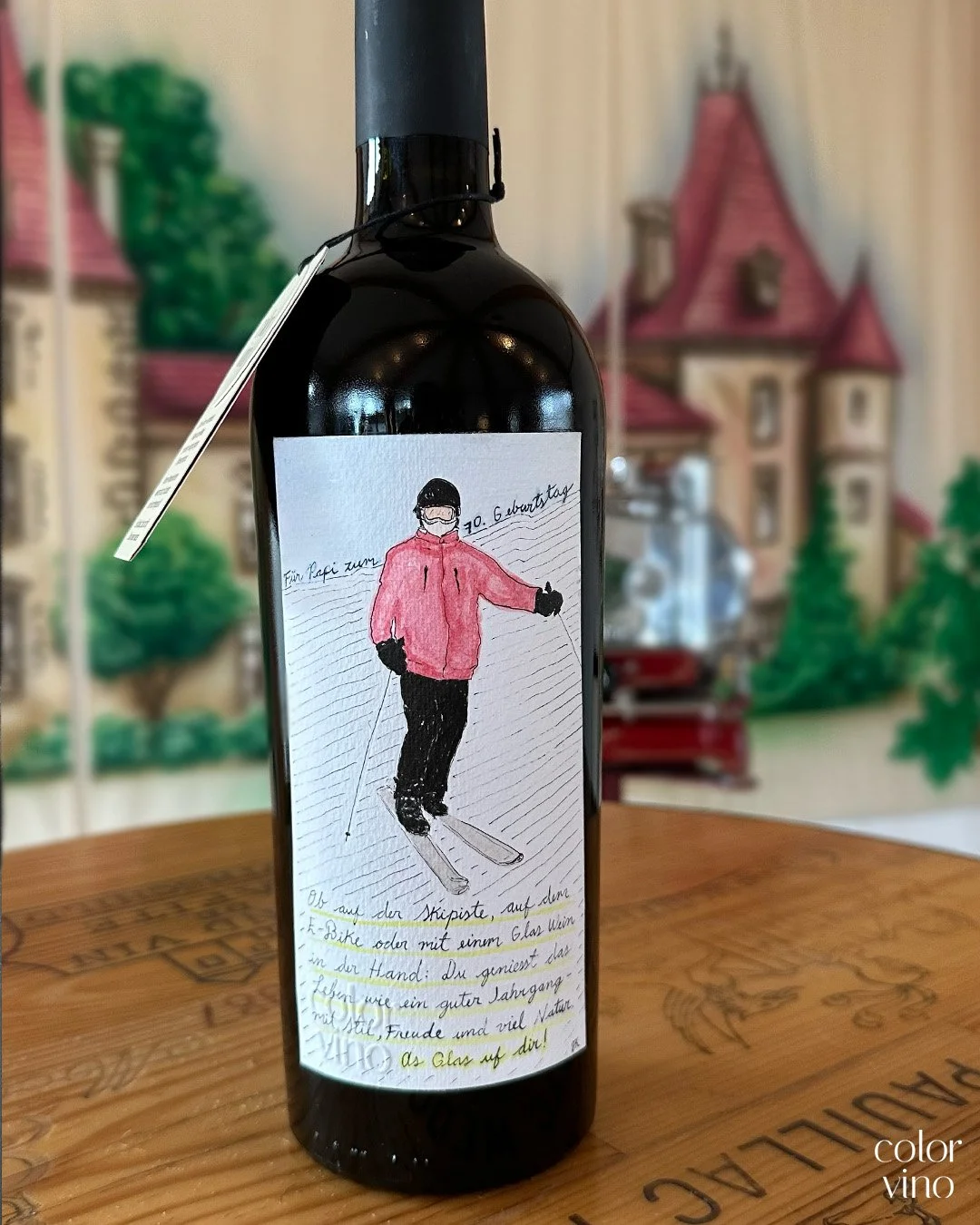 🔹F&uuml;r Papi zum 70. Geburtstag🥳
Ob auf der Skipiste⛷️, auf dem E-Bike 🚲 oder mit einem Glas Wein🍷 in der Hand:
Du geniesst das Leben wie ein guter Jahrgang &ndash; mit Stil, Freude und viel Natur.
As Glas uf dir🍷

Bestelle das perfekte Gesche