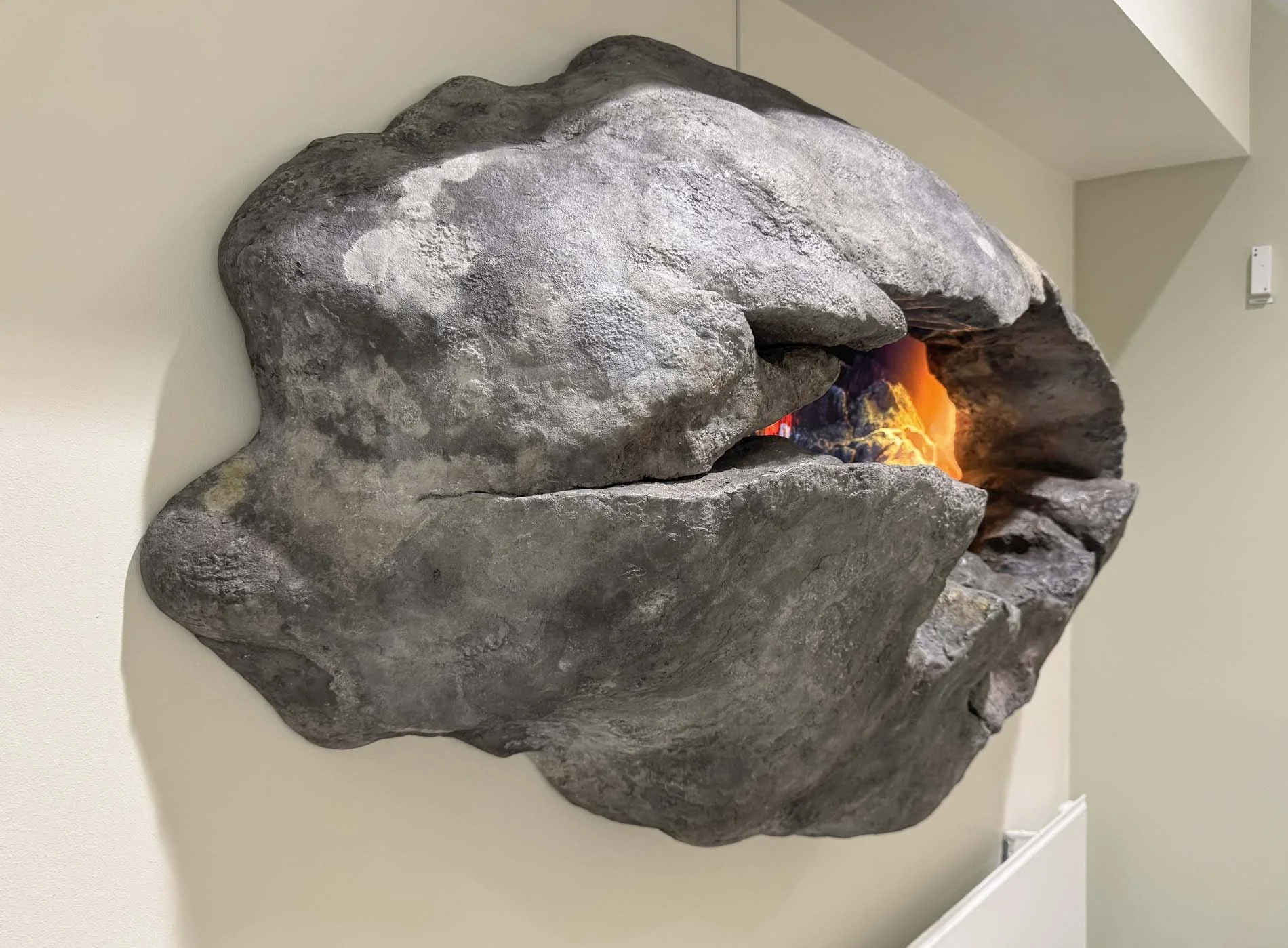 Side view of Oscar Furbacken's artwork "Cleft" (Bergsklyfta) at Ersta Hospital 2026