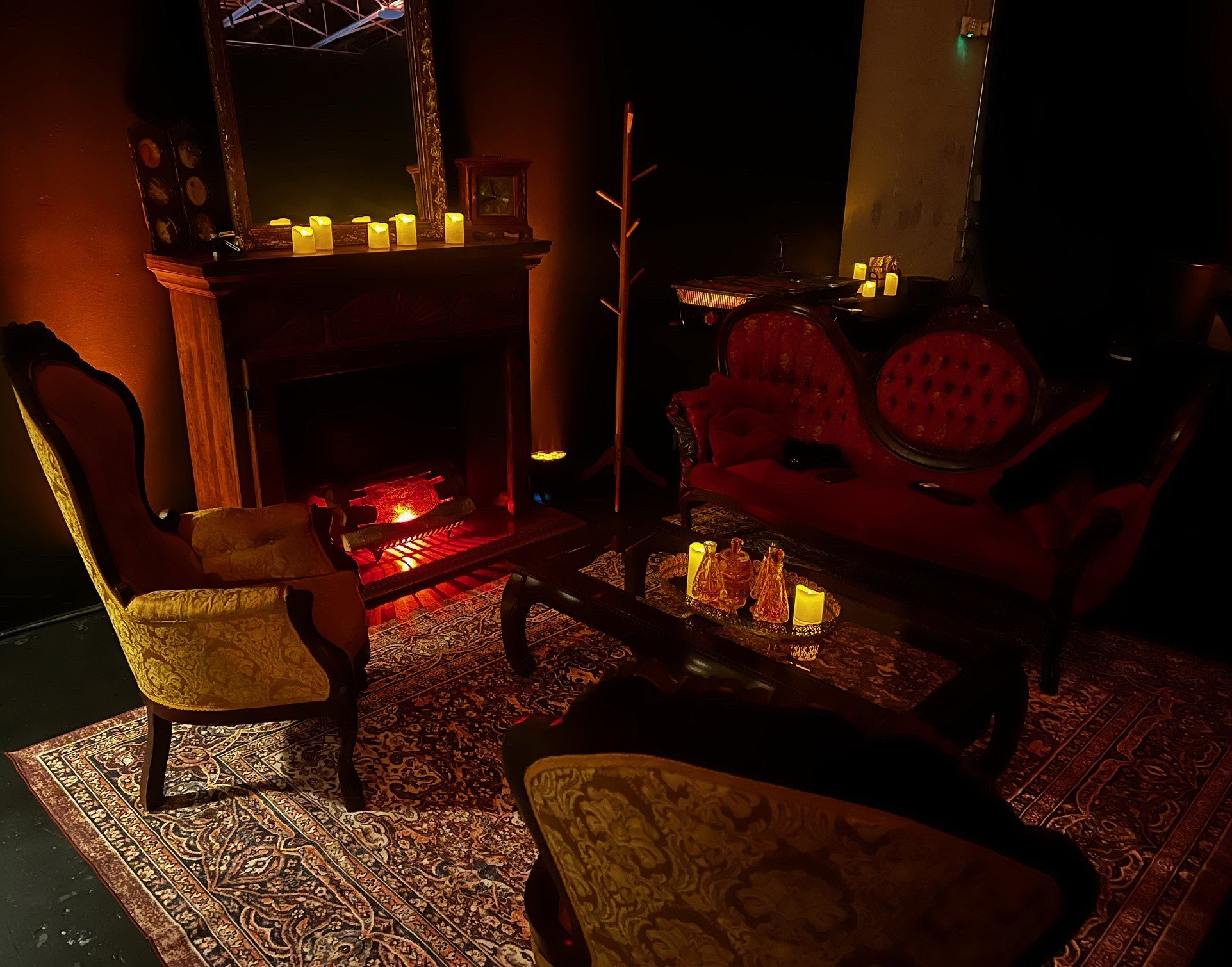Red Victorian Lounge Set 3.jpg