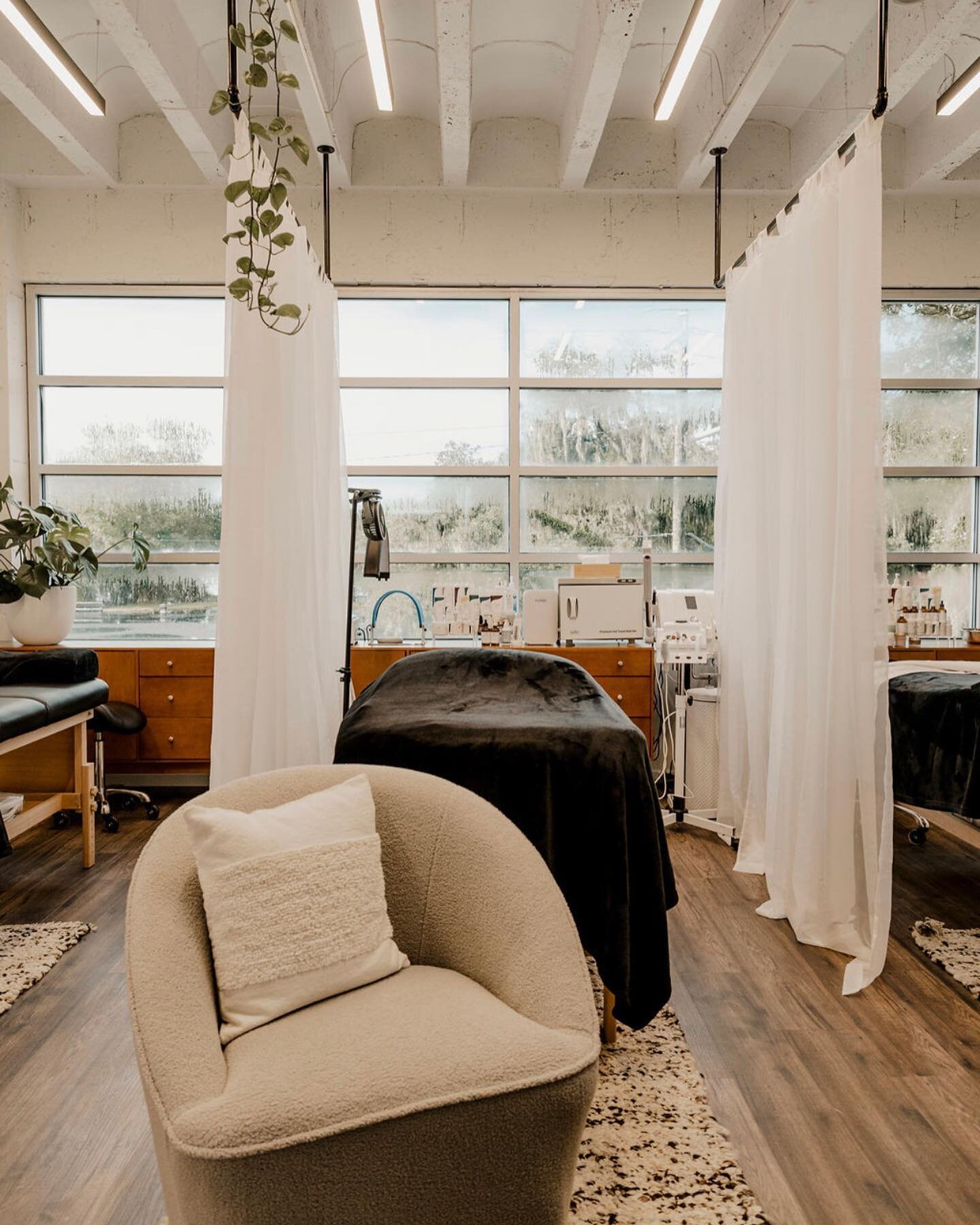 ✨FIRST FRIDAY 10.07

✨Day Spa | 1522 Bull St. 
We are offering mini Infrared
sauna sessions!
If you&rsquo;ve never tried it, now is
the perfect time to become 
obsessed right before the cooler weather. 

✨Treatment Loft | 2222 Bull St. 
After your re