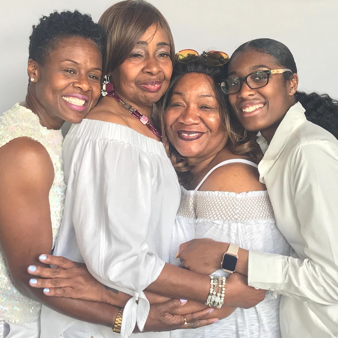 The strength in women is immeasurable. Imagine the strength of a connected, like-minded, accepting and loving group of women! ❤️ &hearts;️ 💜 
#womensupportingwomen #womensupportingwomen #womenshistorymonth #blackwomen #familyiseverything #toniarenee