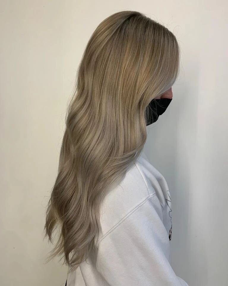 Freshened up by @hairbylaurenmcara

#joicobleach #joicoblondelife #silverblonde #zinchair #behindthechair #vancouverstylist #blondespecialist #longhair