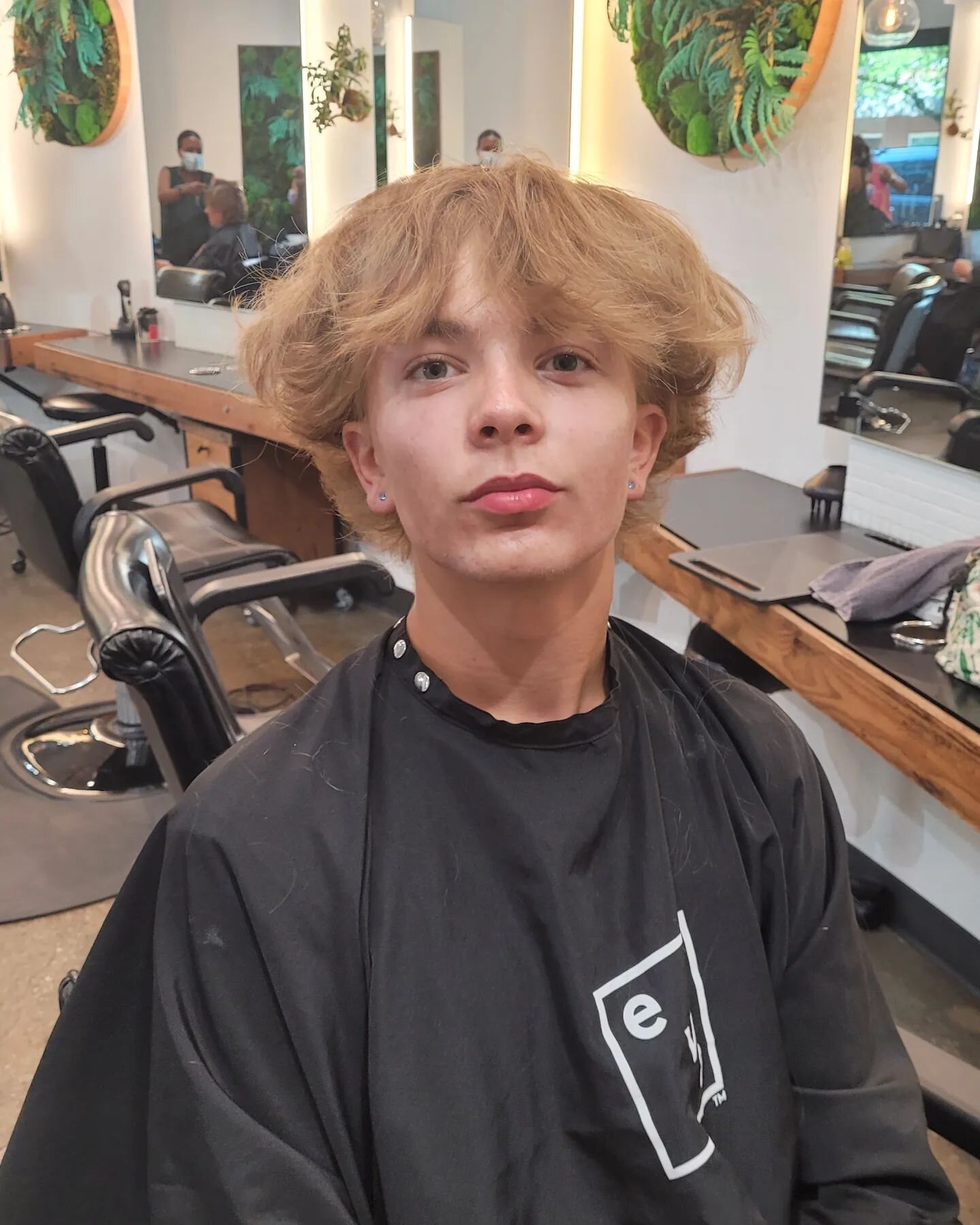 #kidlaroi inspired hair on this hip kid!  We used large green perm rollers to get this texture on the top.
#perms #isoperm #texturedhair #zinchair #vancouverstylist #vancouverisawesome #vancouverhair