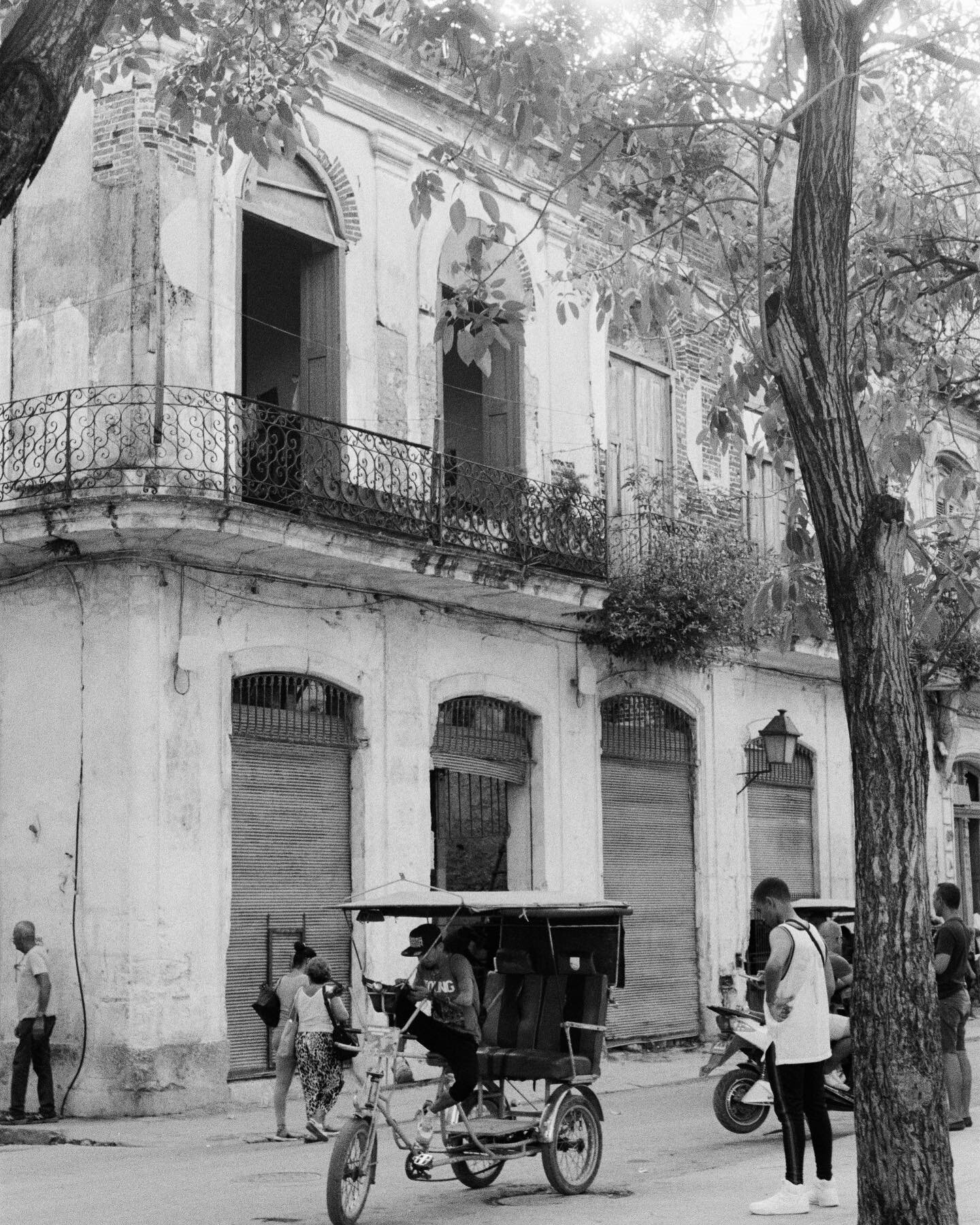 Simple stuff 
Cuba, 2019 
&bull;
&bull;
&bull;
&bull;
&bull;
#bink #adventure #cuba #film #havana #filmphotography #filmisnotdead #35mm #analog #movie #ishootfilm #habana  #cuban #filmcamera #lahabana #believeinfilm #filmcommunity #habanos #analogue 