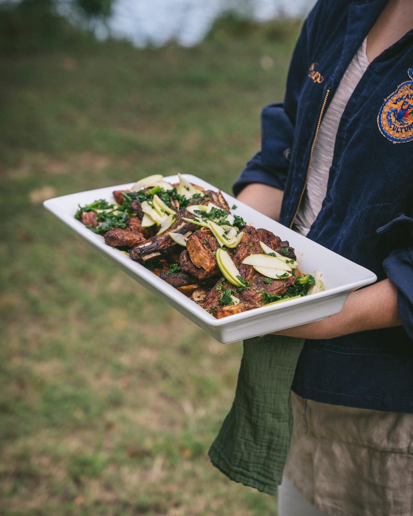 Layers upon layers of great flavors at our latest Supper, in Texas✨ Chef @mcarterfood&rsquo;s short rib carrot mole with burnt rainbow carrots, kale, toasted sesame seeds and hazelnuts, anyone? 🍽 YES, PLEASE!! If it is with @localmilkrun locally sou