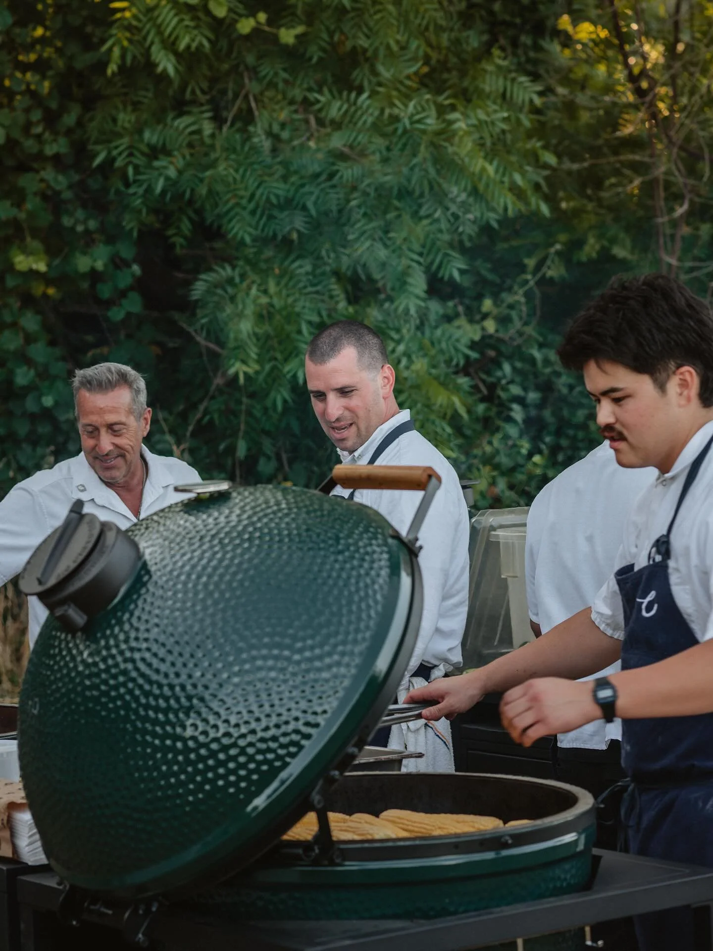 The best Suppers include both dinner and a show: the drama of cooking over live fire, outside, with the best local ingredients. At the Paul&eacute;e Supper, @chefelliotgbell used @biggreenegg for a component on every course, from wood-fired flatbread