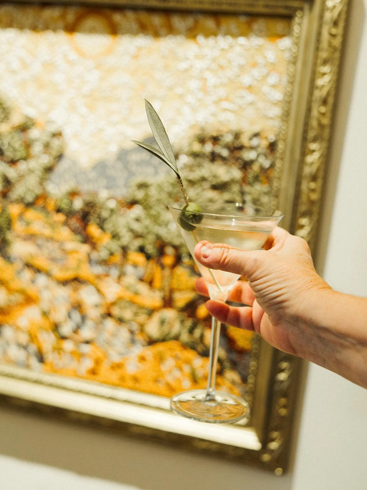 For the cocktails served at @artsmia, @wontgobeli found inspiration in the Supper and its surroundings. The Avalon whispered of oncoming autumn, made with apples and @makersmark and served over floral-studded ice cubes. The name was a nod to a mythic