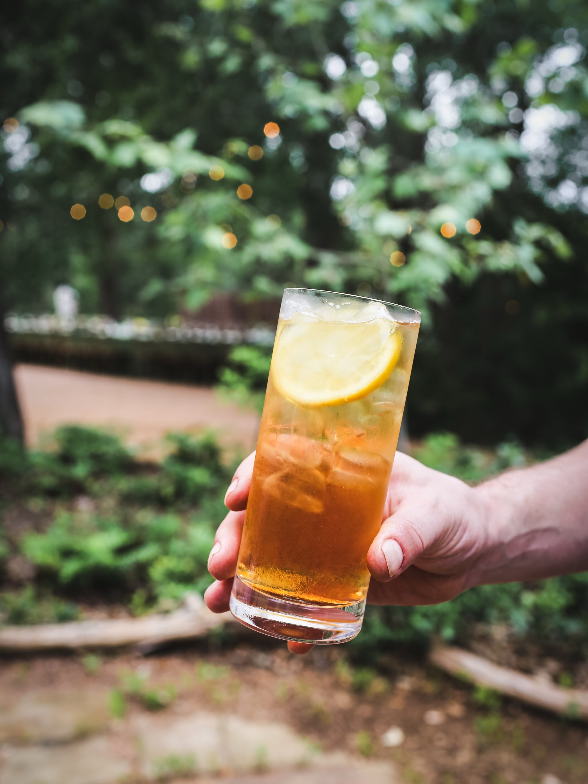 It&rsquo;s hot. It&rsquo;s almost Memorial Day Weekend. It&rsquo;s time for a drink. 

Since our Texas Suppers, we&rsquo;ve just been thinking about cooling off with @smithteamaker sweet tea (ours has booze in it, too). 

Make one: 
1.5 oz. @makersma