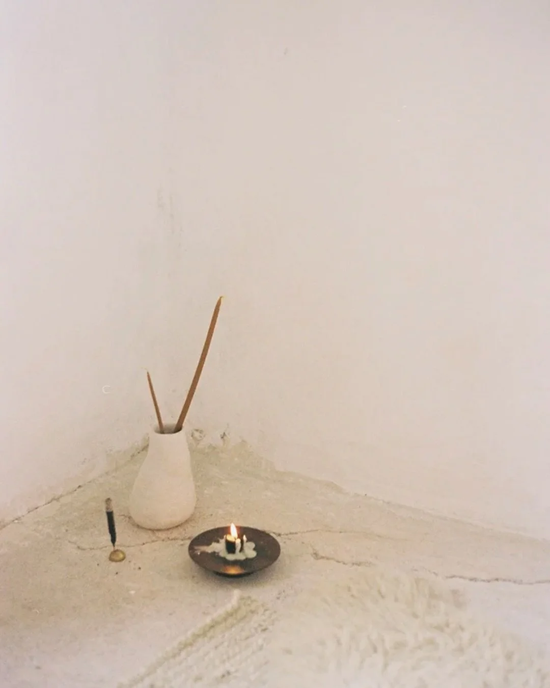 En mi podcast Camino al Bien-Estar, recorrer&aacute;s conmigo la pr&aacute;ctica viva del yoga, inspirada en filosof&iacute;as y pr&aacute;cticas de distintas tradiciones espirituales.
Cada episodio entrelaza ense&ntilde;anzas, rituales y reflexiones
