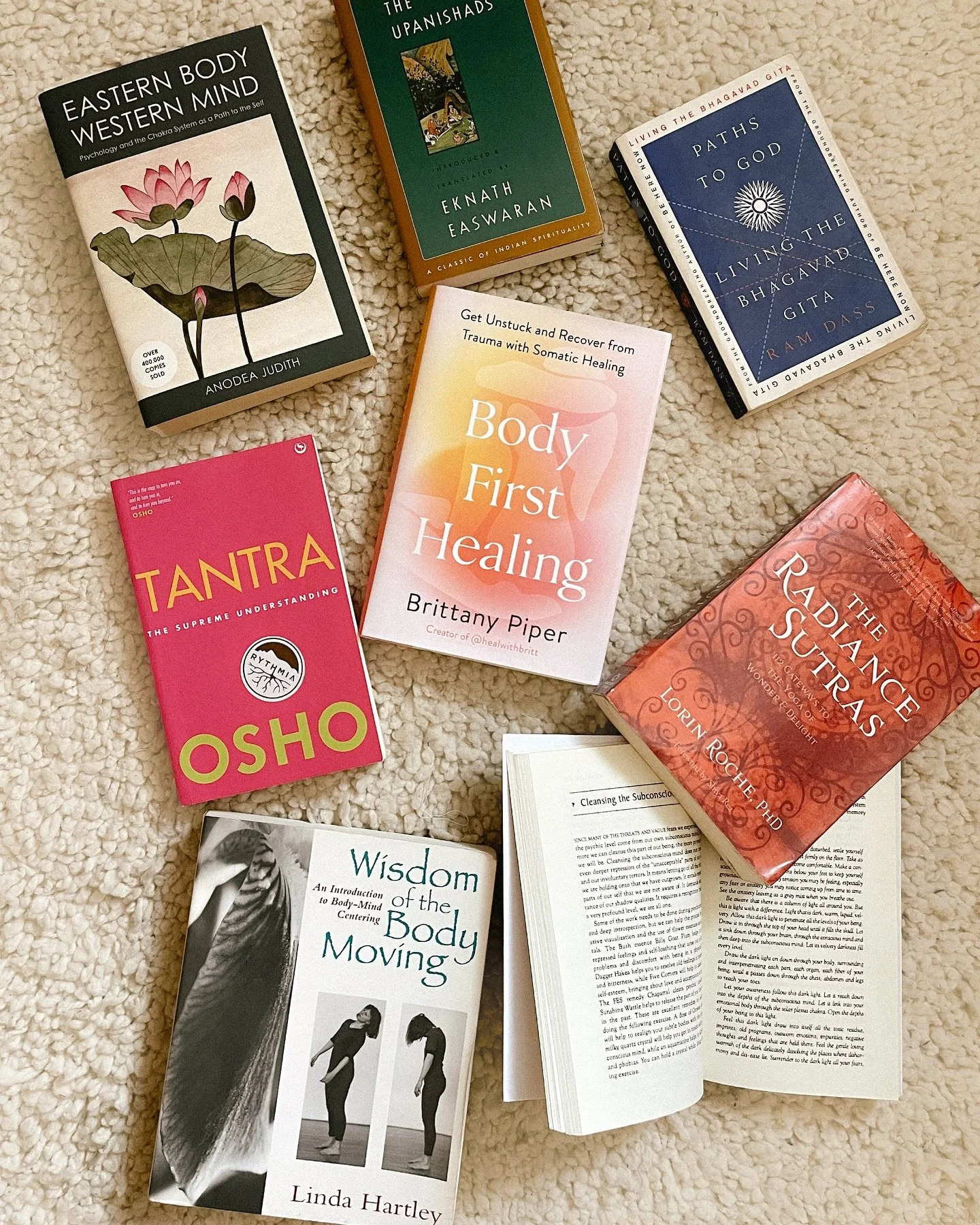 Estos son los libros que m&aacute;s han influido mi pr&aacute;ctica, forma de ense&ntilde;ar y mi podcast este a&ntilde;o.

Cada uno ha sido una herramienta para comprender m&aacute;s profundo a cuerpo, mente y energ&iacute;a desde diferentes perspec