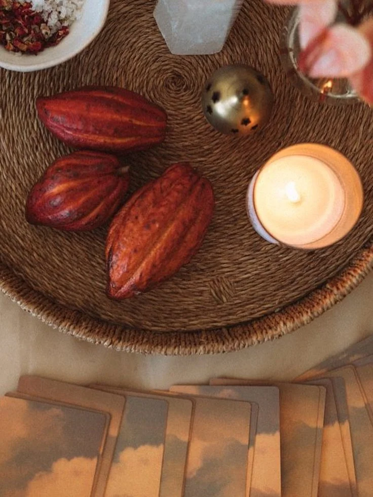 La vida es una ceremonia: Vivir tu vida como una ceremonia no es hacer m&aacute;s, es estar m&aacute;s. La vida no cambia: cambia la manera en la que la habitas y eso lo transforma todo.
🌹🫀✨🦋🪔🤲 🪶