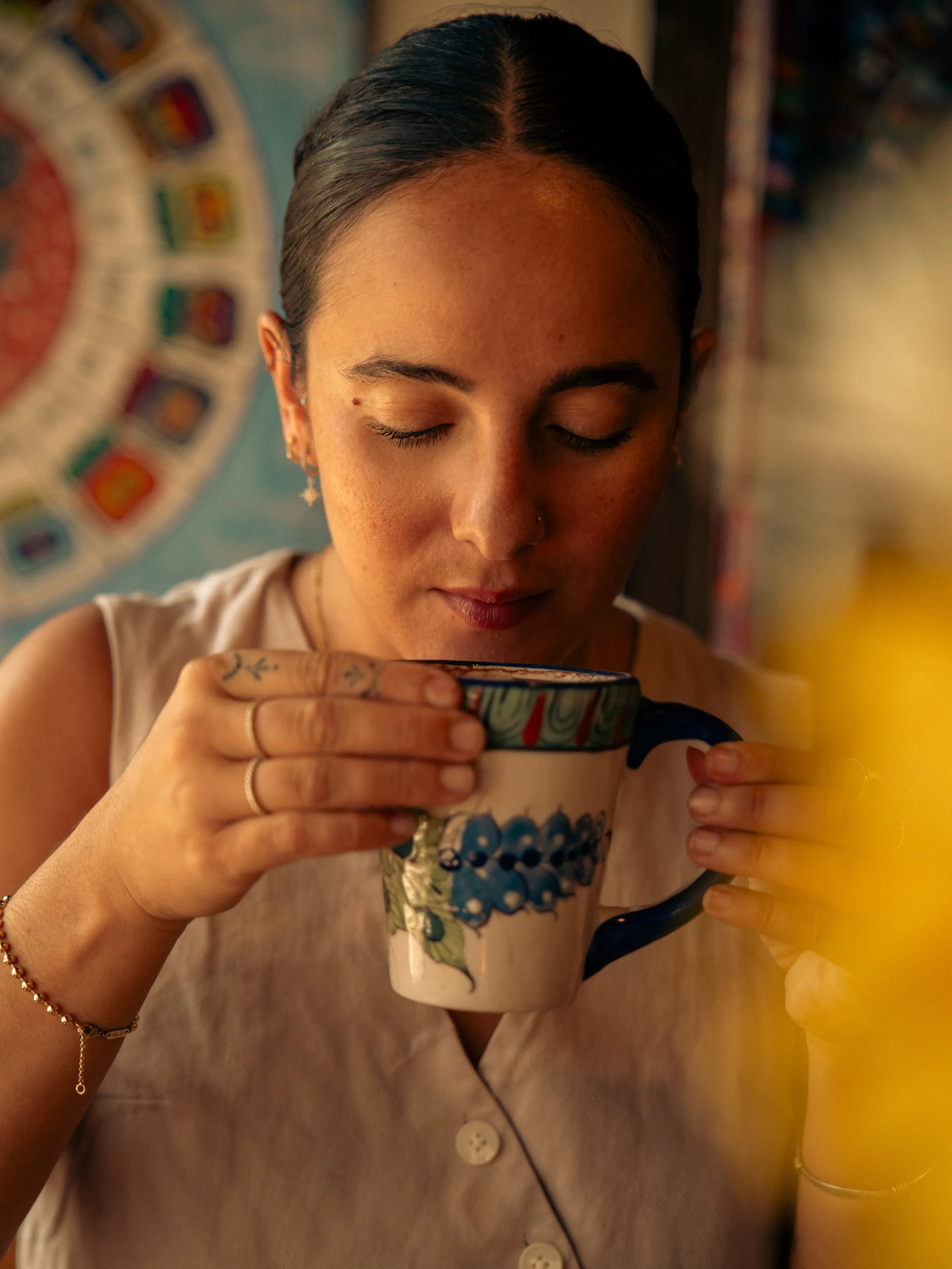 Cacaosita,
Sana sana con tus besitos al coraz&oacute;n,
Cura cura todas las sensibilidades,
Abre abre este espacio sagrado para que pueda romperse abierto,
Alinea alinea la energ&iacute;a del alma con mi prop&oacute;sito.

Desde el centro de mi ser,
