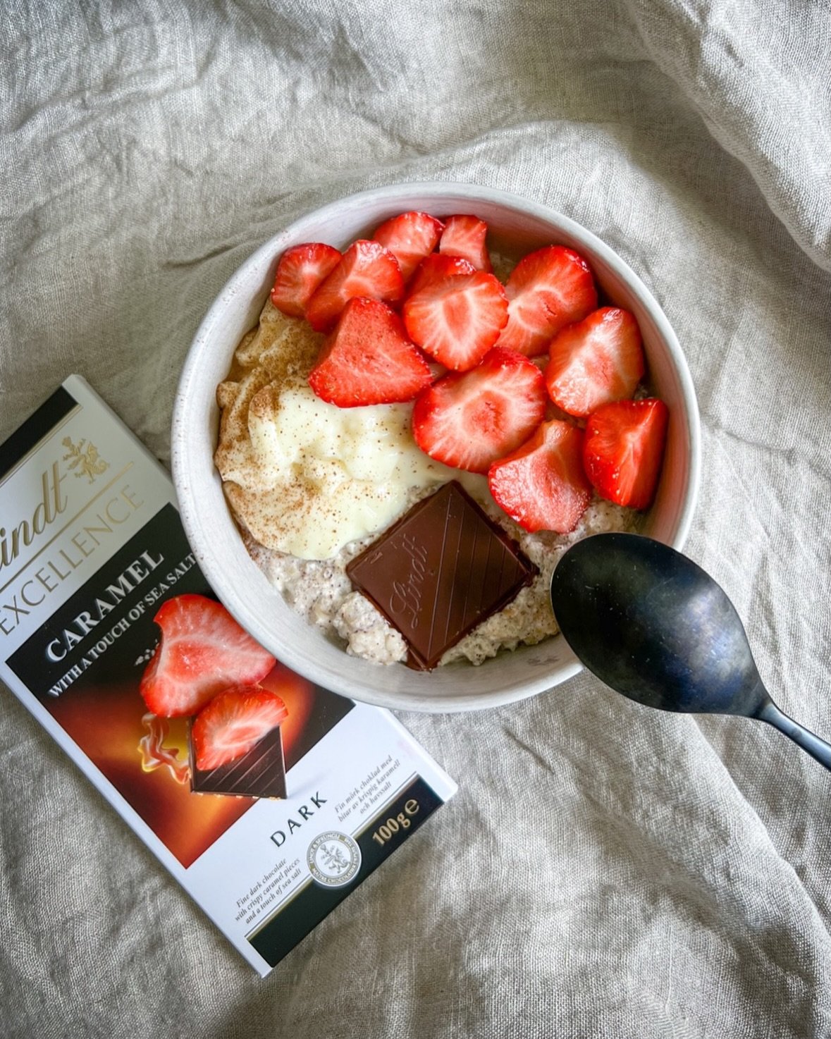 Er sykt tiltak &aring; lage mat her i Sverige siden det er et kj&oslash;kken som mangler s&aring; mye, men havregr&oslash;ten til lunsj er enkel &aring; f&aring; til😍 

Og denne er en SLAGER🔥
Proteinrik, fiberrik og s&oslash;t. Metter lenge og tilf