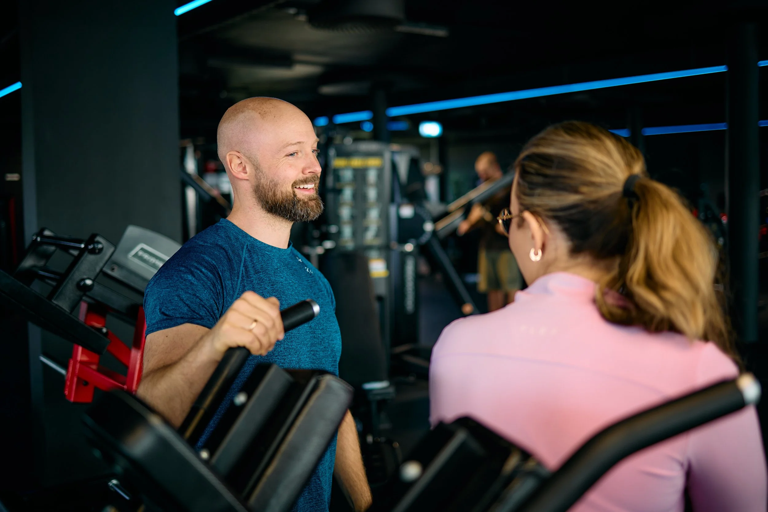 Fysisk pt gir råd til bruker i treningssenter