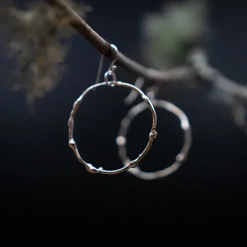 The Large Twig Hoops carry a more expressive gesture-longer lines, more movement. inspired by the looping paths of grapevines as they stretch and climb. They frame the face with organic elegance.