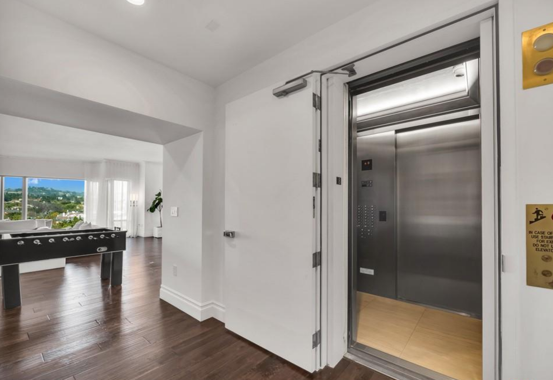 10727 WILSHIRE Blvd #804
WILSHIRE CORRIDOR $3,295,000 3 BEDS, 3 BATHS, 2635 sqft