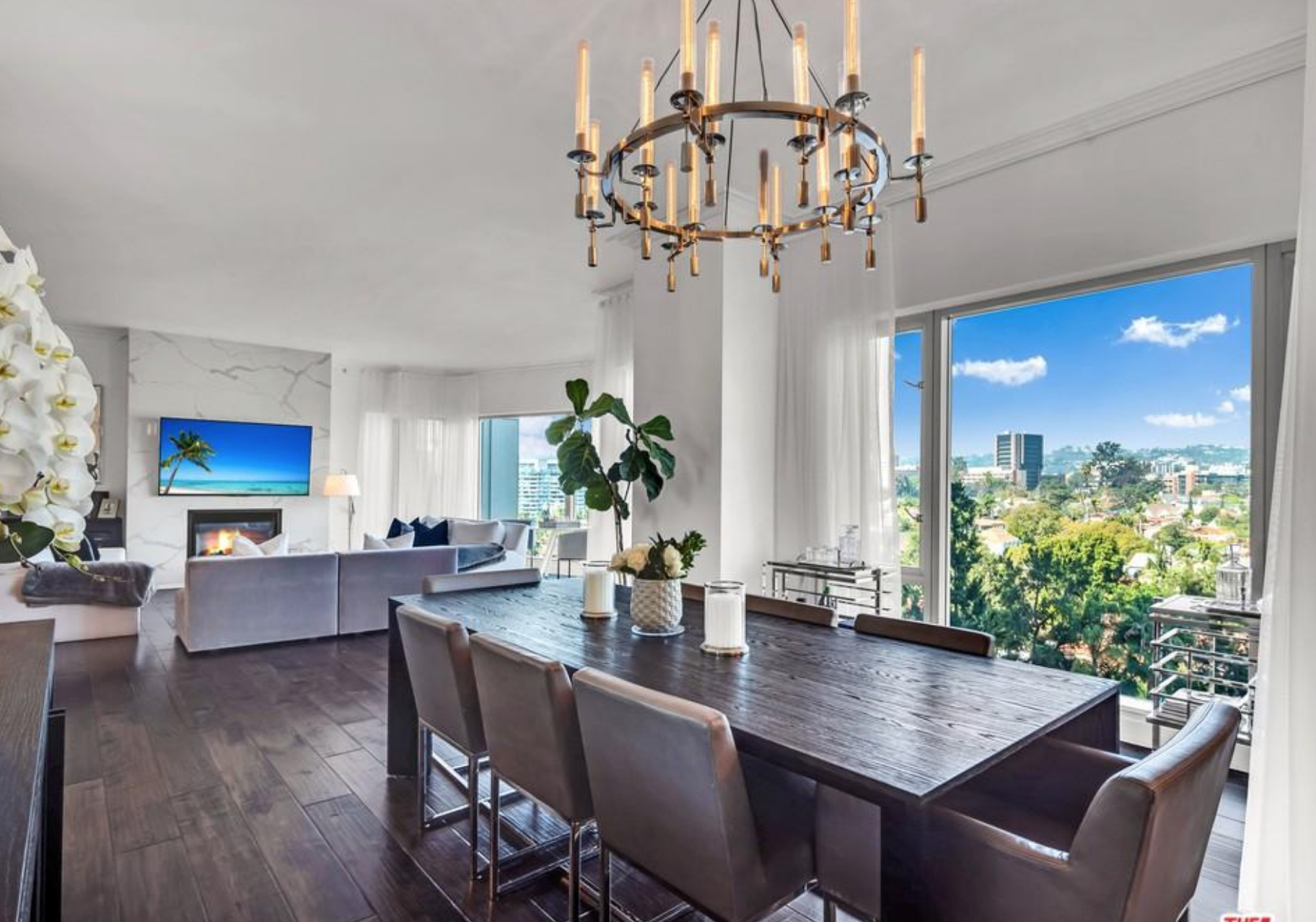 10727 WILSHIRE Blvd #804
WILSHIRE CORRIDOR $3,295,000 3 BEDS, 3 BATHS, 2635 sqft