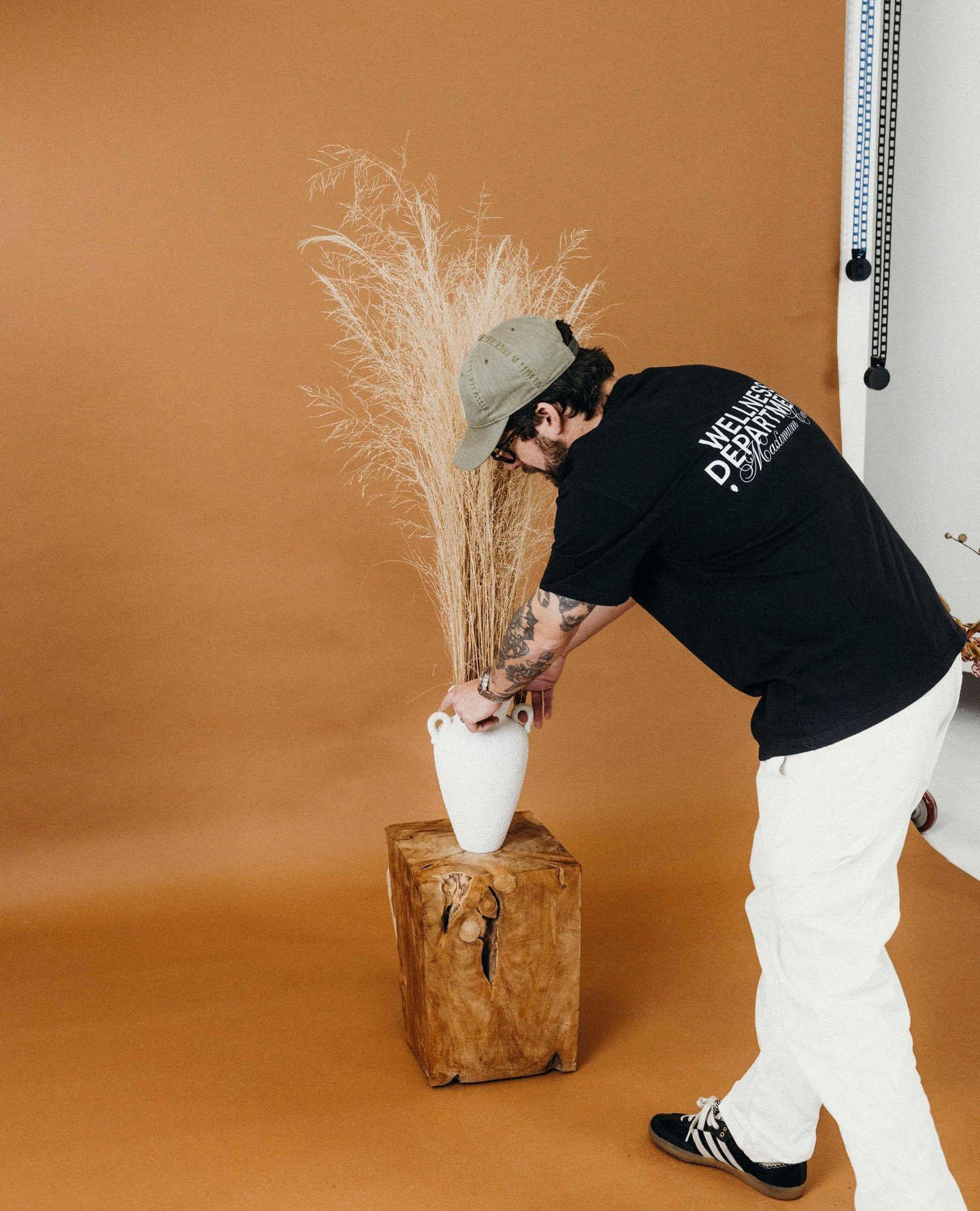 Eye spy @jordangian BTS on our Bodega capsule shoot with @ryanmurphystudio. ⁠
⁠
Merch available on modebodega.com