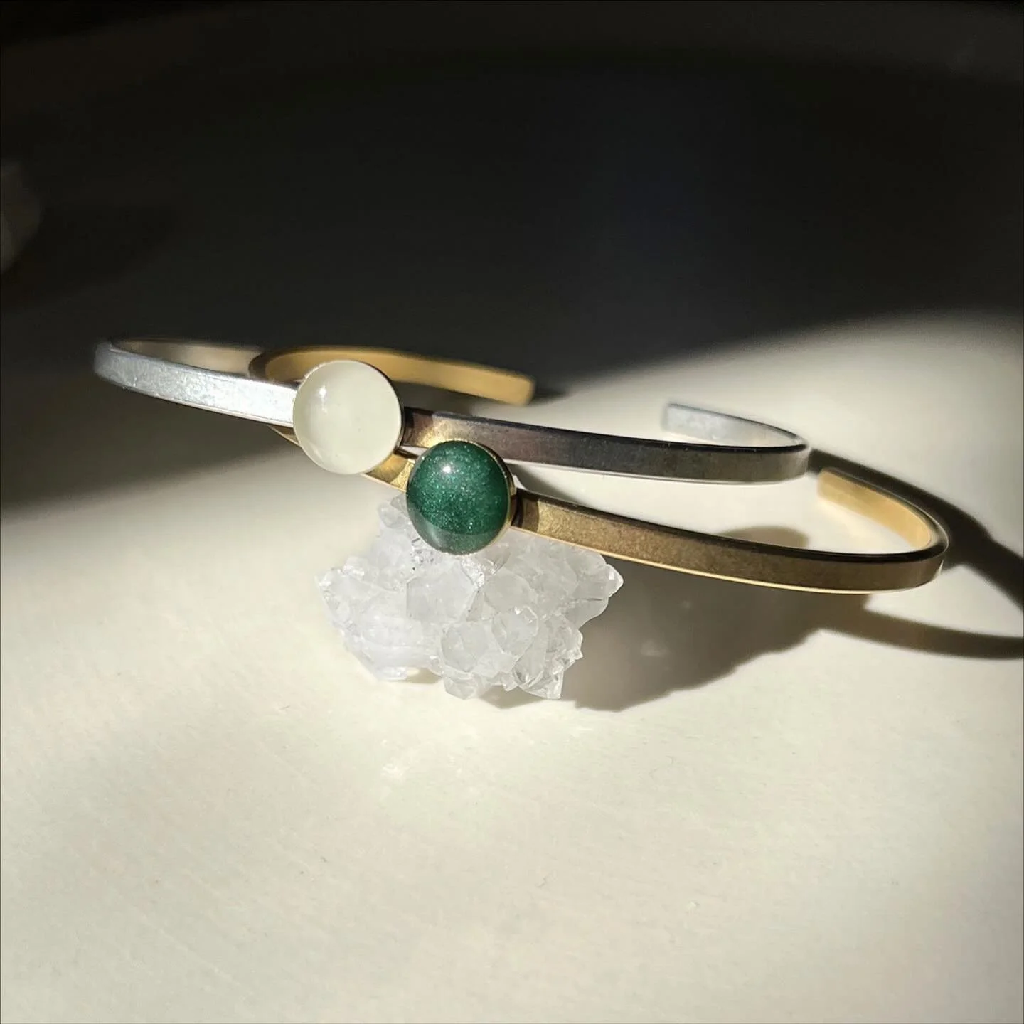 A bracelet that glows in the dark? C👀L