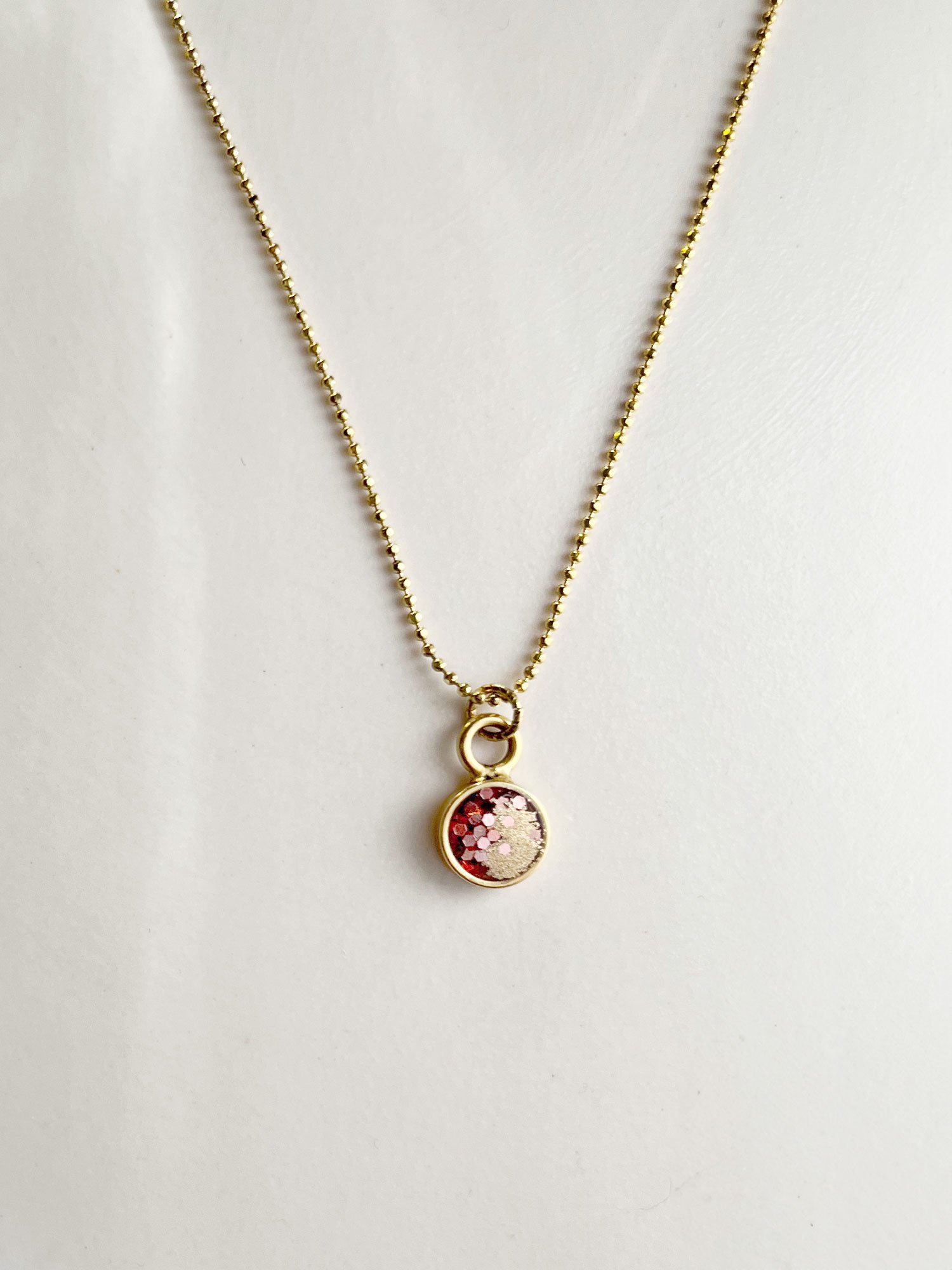 Gold circle necklace with faceted bead chain