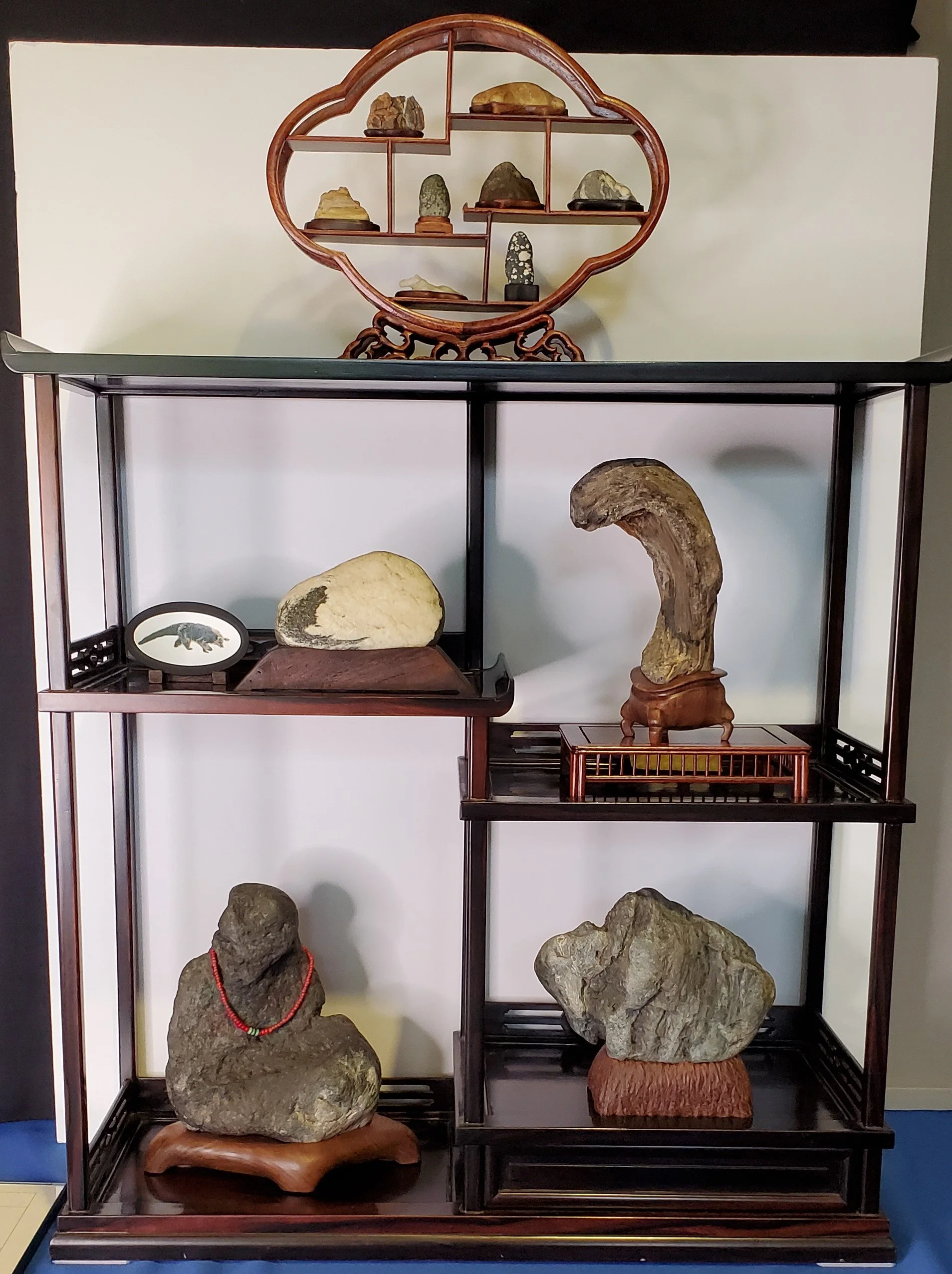 Four-Stone Display with Mame on Top