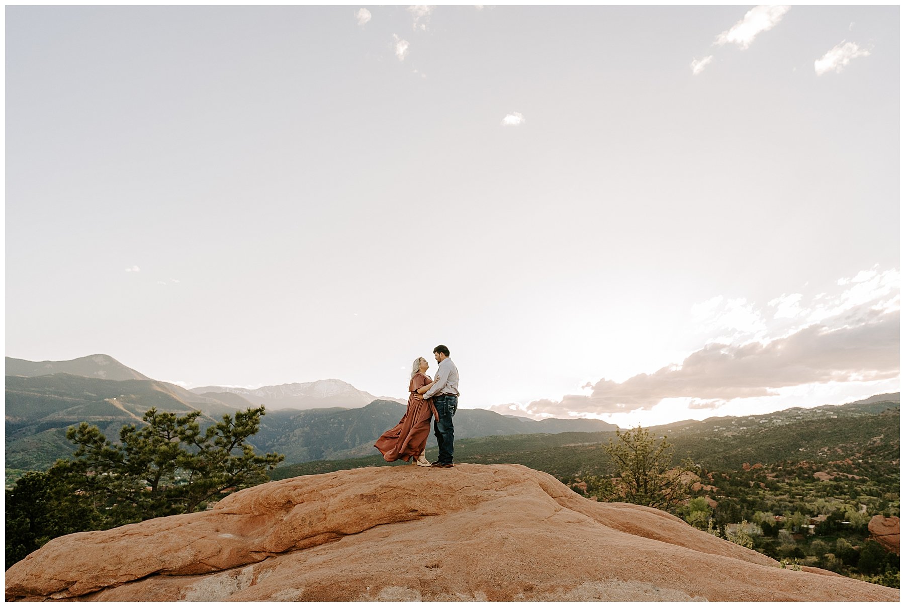 Garden of the Gods Engagement Sessions | Ashley Medrano Photography | Destination Wedding Photographer | pikes peak photos, Colorado mountain engagement photos | via ashleymedrano.com