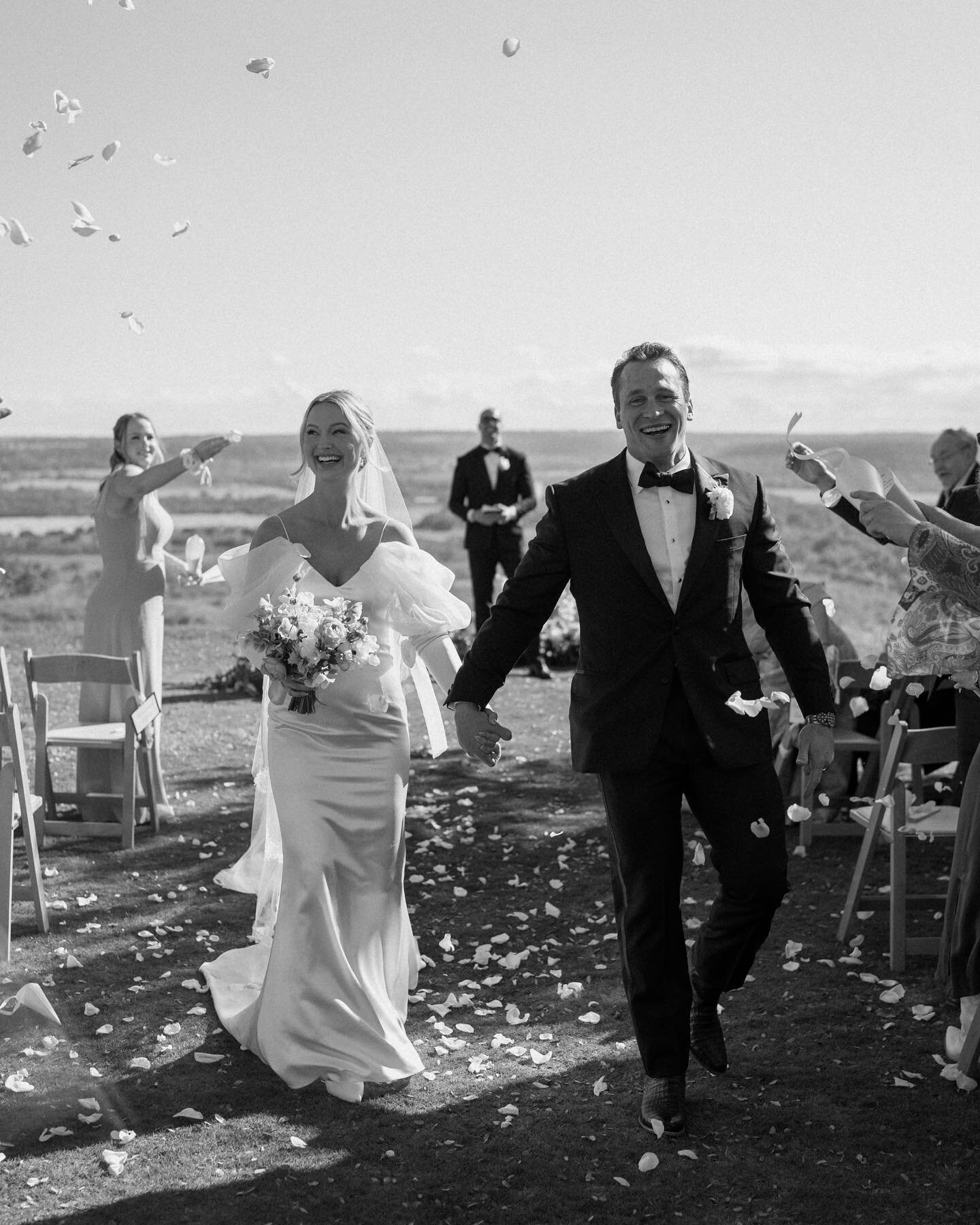 A + Z ceremony told in black and white at @contigoranchfredericksburg