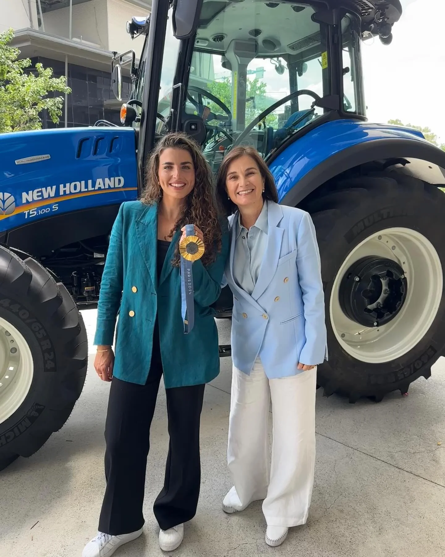 Smart, driven, funny, so inspiring - Olympic gold medalist Jess Fox made grown men cry. 
One of the best keynote speakers I&rsquo;ve ever heard. 
(The tractor pose is because I was MC-ing an ag machinery conference!) 🚜🛶🙏