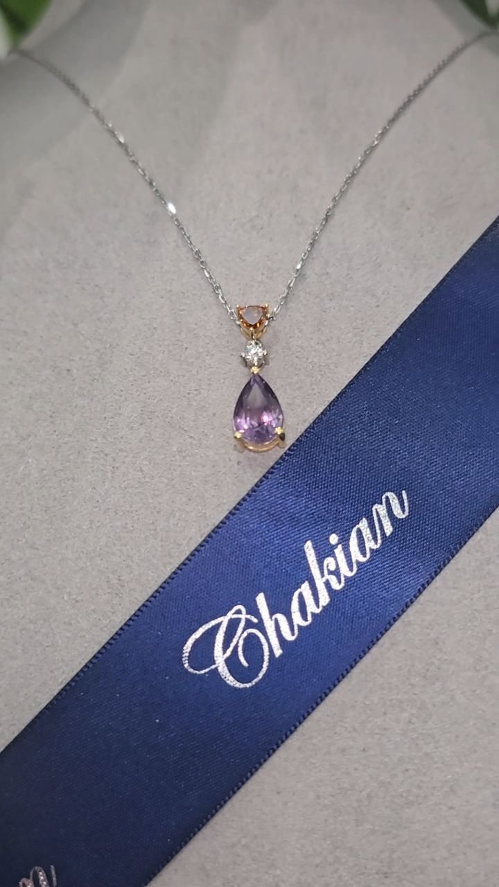 An exquisite dance of colour and craftsmanship. ✨
This one-of-a-kind pendant is a celebration of refined luxury — featuring a 2.60ct pear-cut purple sapphire, gracefully suspended beneath a 0.05ct round brilliant diamond of D/E colour and VS cl