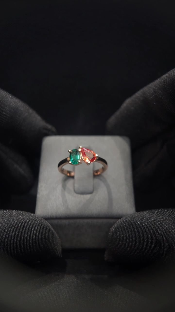 A vibrant duet in rose gold. 🍑💚
This 9K Rose Gold ring features a striking 0.80ct pear-cut Beryllium-Treated Orange Sapphire paired with a 0.40ct oval-cut Synthetic Hydrothermal Emerald — a bold and modern expression of colour play.
Delicate