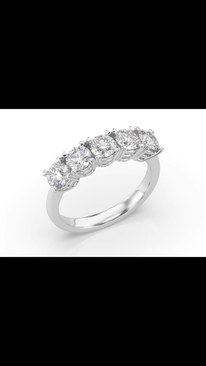 ✨ Corazón – Where love meets craftsmanship.
This dazzling five-stone diamond ring is designed with delicate heart-shaped prongs and a triple gallery, showcasing every angle with elegance and intention. A perfect symbol of timeless devot