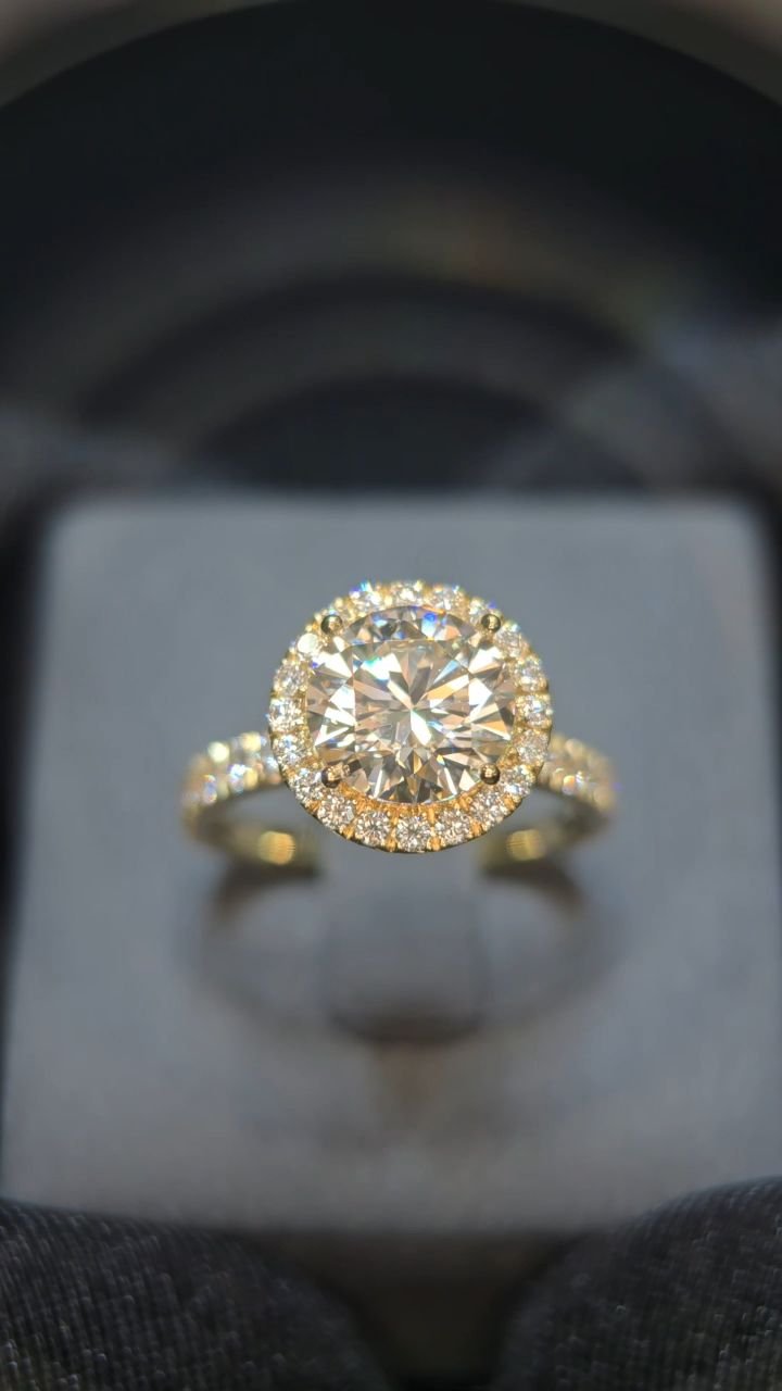 A love story in gold and diamonds.
This custom-made 18K yellow gold ring was created for a client who wanted something truly personal — timeless but with character.
✨ Centerpiece: 2.06ct Lab Diamond — D color, VS1 clarity, triple EX cut