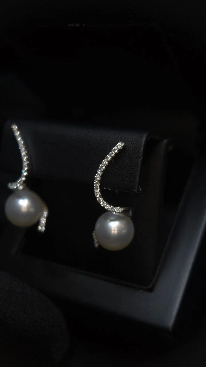 ✨ A swirl of diamonds meets the beauty of the ocean ✨
Introducing our 18K White Gold Spiral Diamond Earrings, featuring radiant 9–10mm White RoundI South Sea Pearls.
This striking design curves delicately around each pearl with a brilliant di