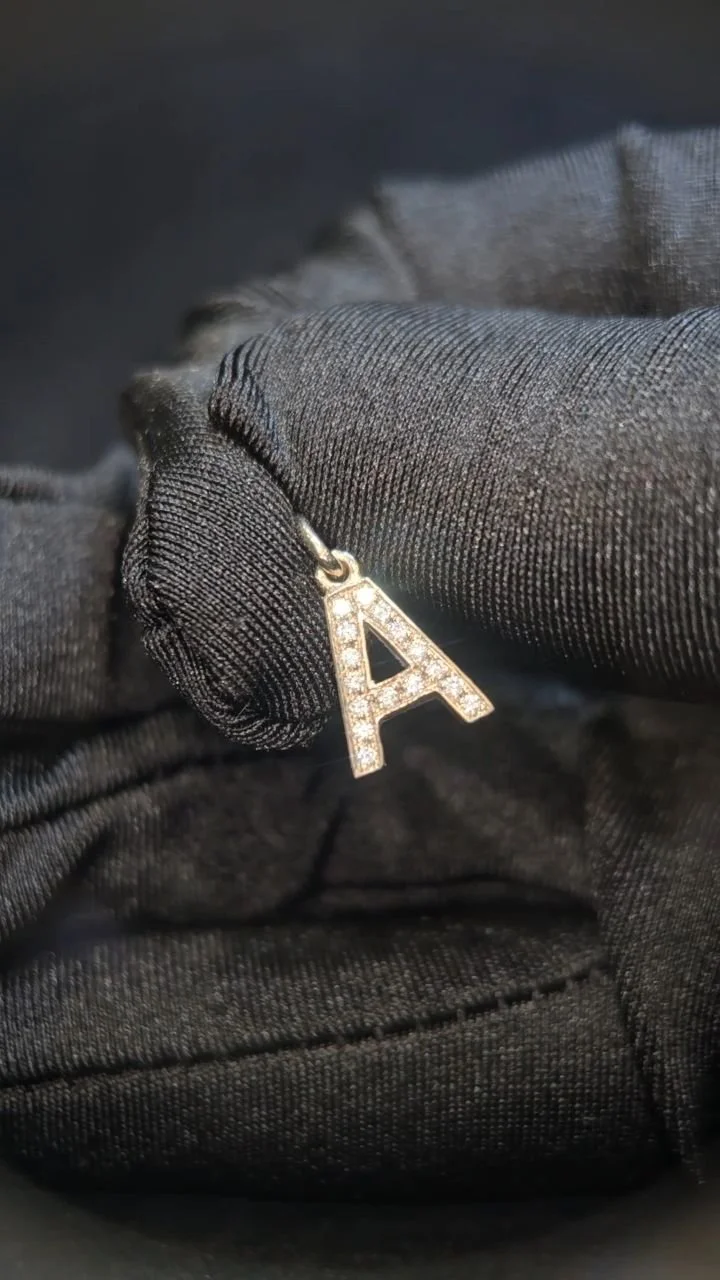 💎 Crafting brilliance, one diamond at a time. Watch as the letter A transforms into a sparkling masterpiece with a precision diamond setting.✨
Custom luxury that speaks your name. Ready to elevate your style? DM for orders! 💬
#DiamondSetting #Cus