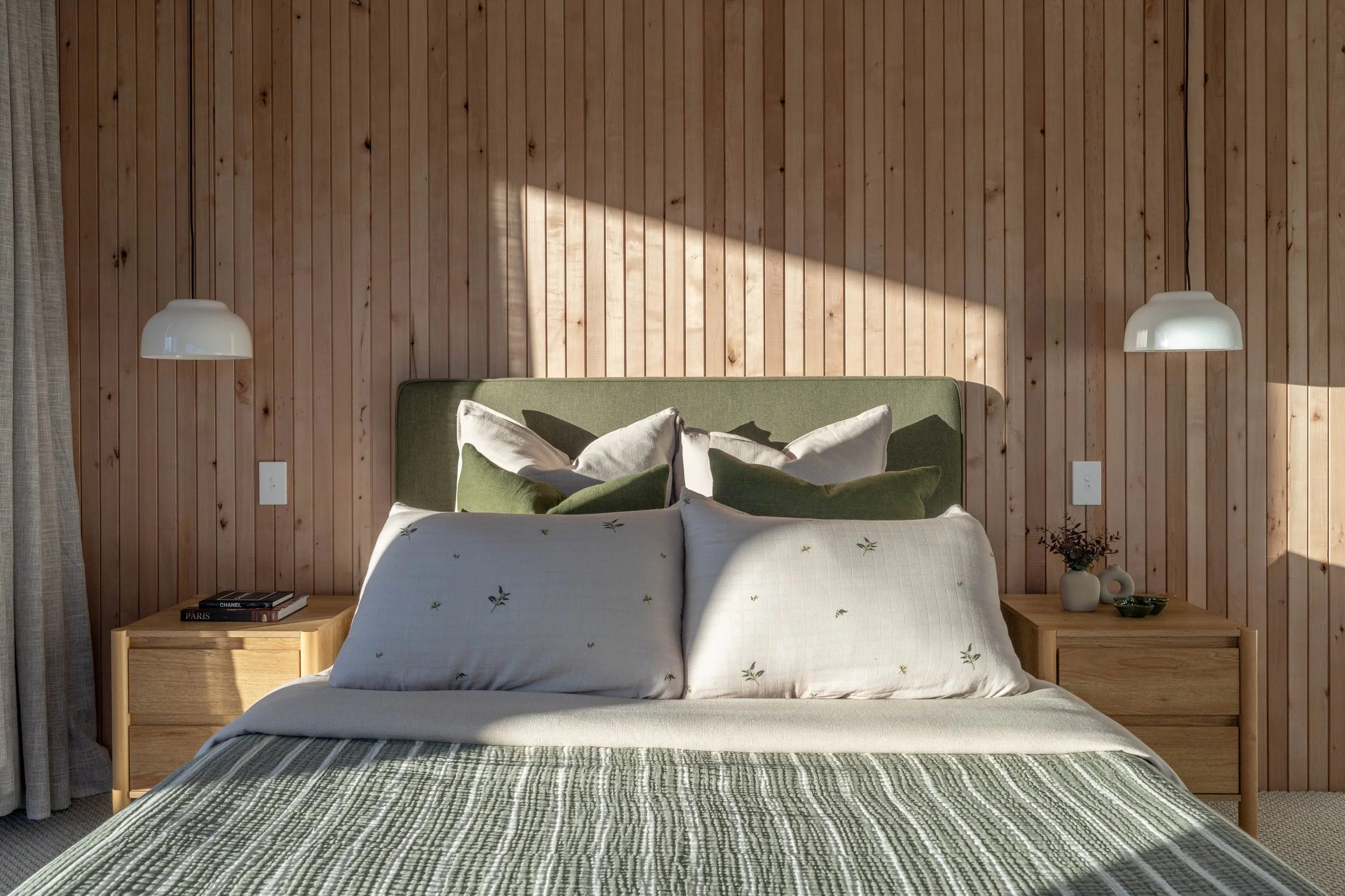 Curved feature wall in Packer, a home built by Shackleton Building in Wanaka