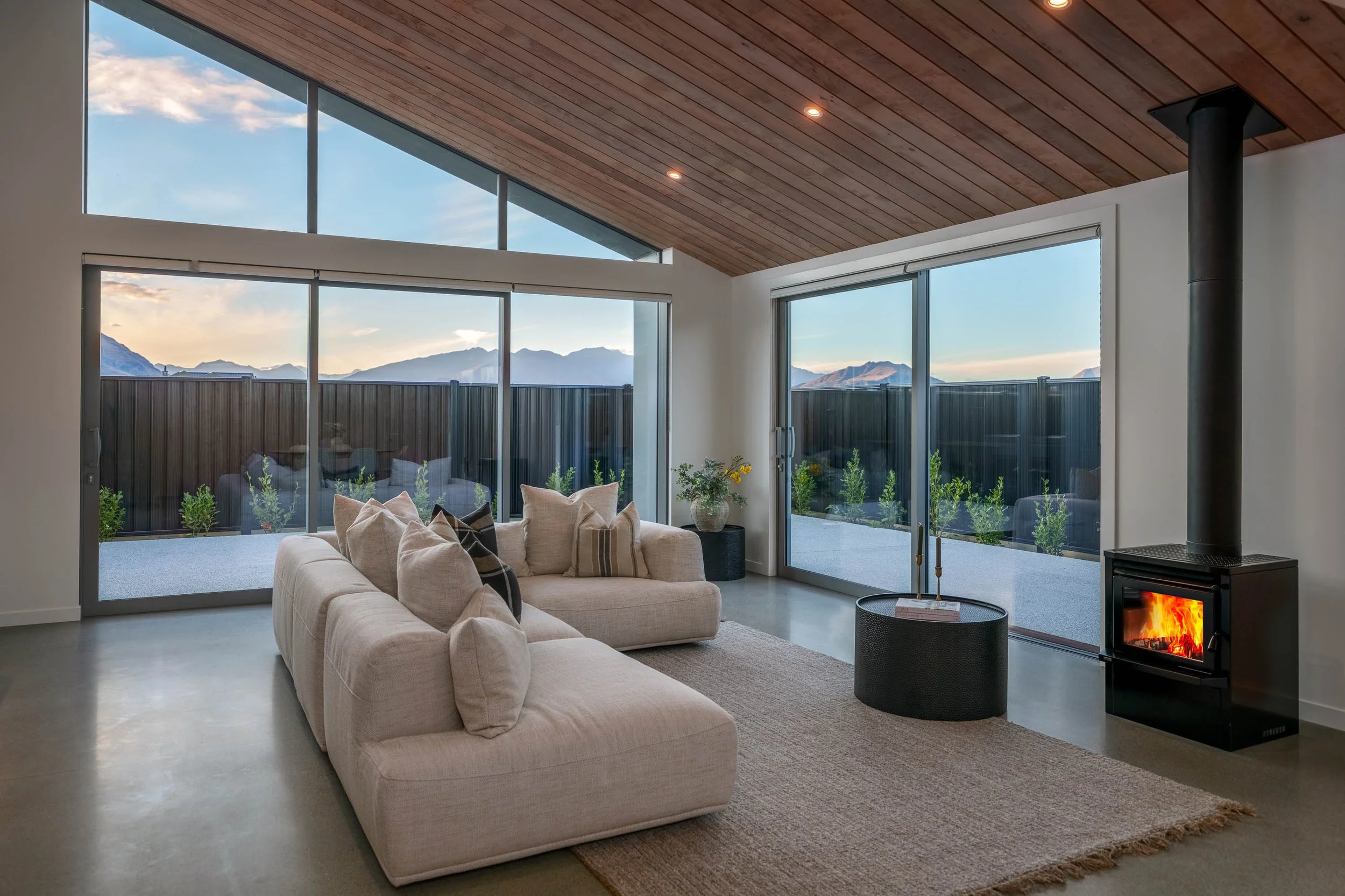 Curved feature wall in Packer, a home built by Shackleton Building in Wanaka