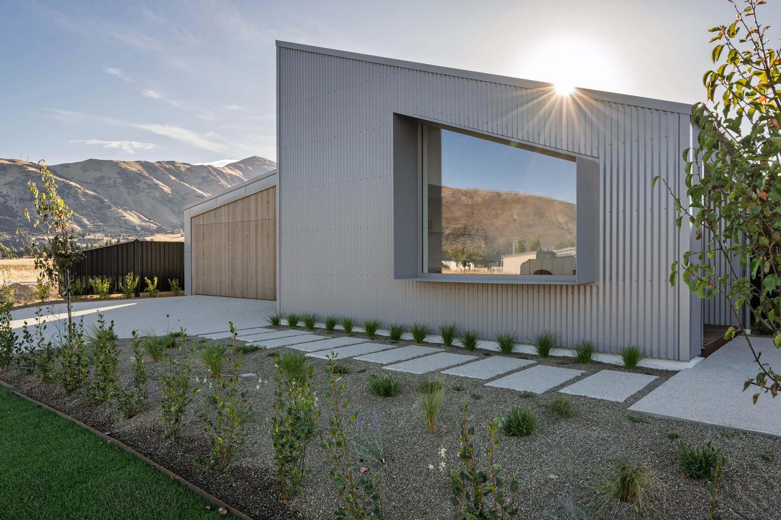 Curved feature wall in Packer, a home built by Shackleton Building in Wanaka