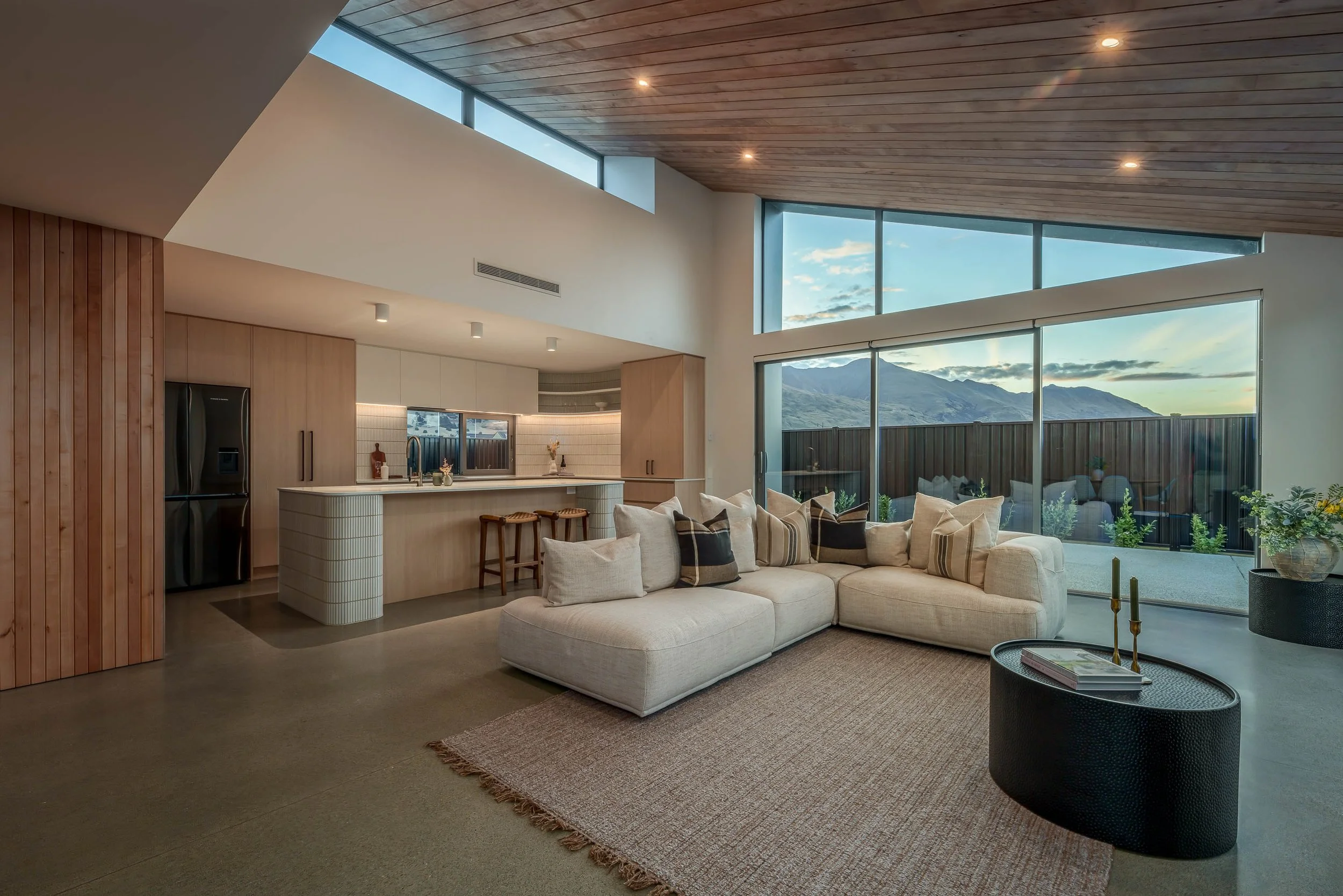 Curved feature wall in Packer, a home built by Shackleton Building in Wanaka