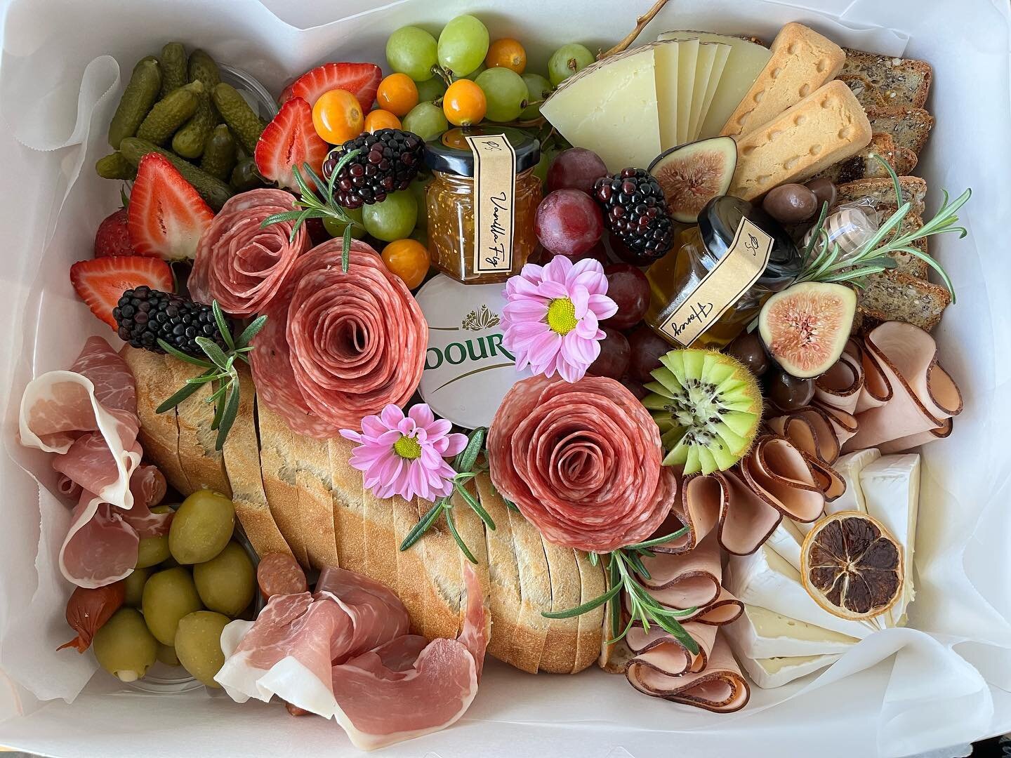 Thinking of someone? This is the perfect 🎁 for any occasion! #sympathy #birthday #anniversary #justbecause #edibleflowers