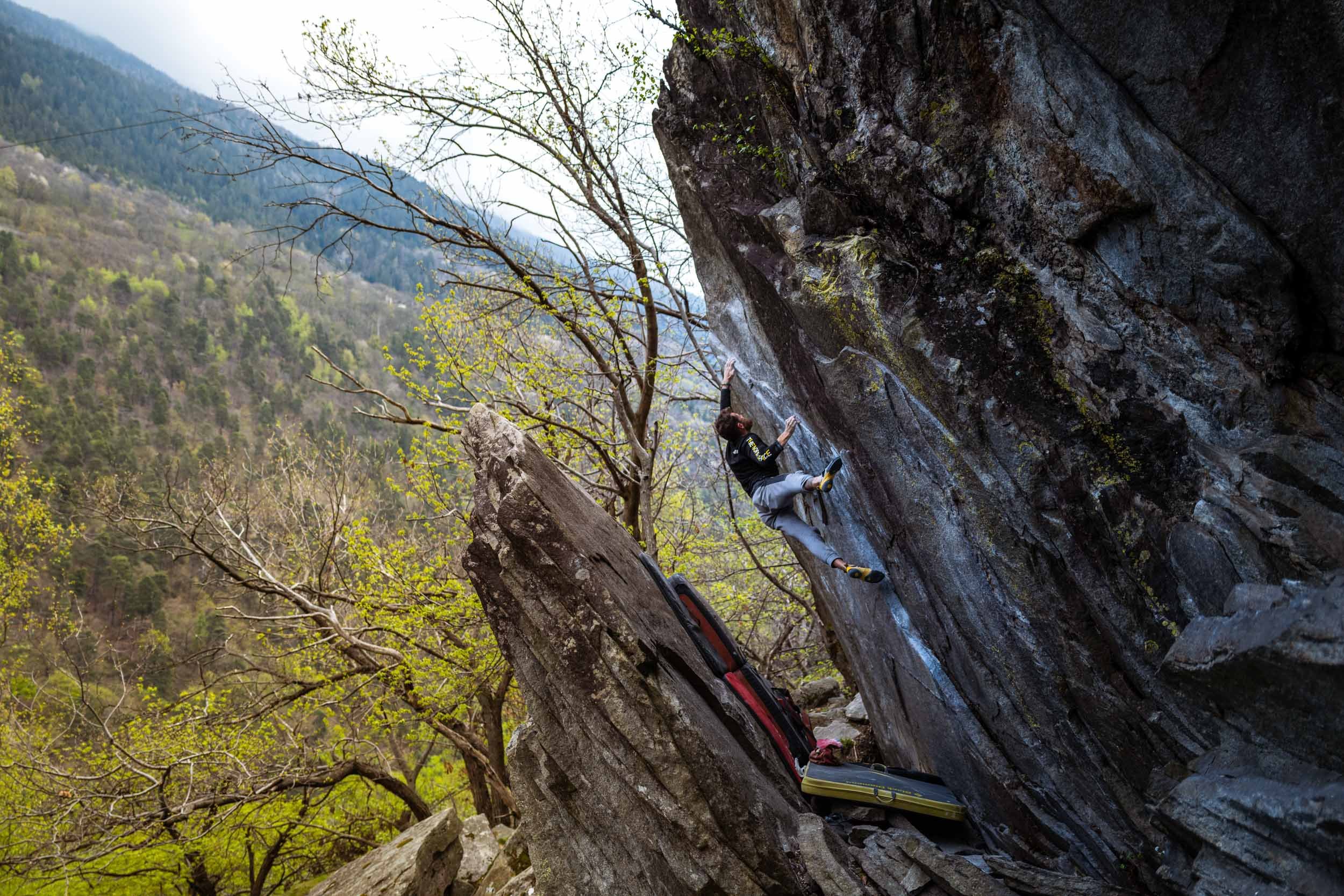 bouldering-switzerland-climbing-swiss-bouldering-ales-photography-2.jpg