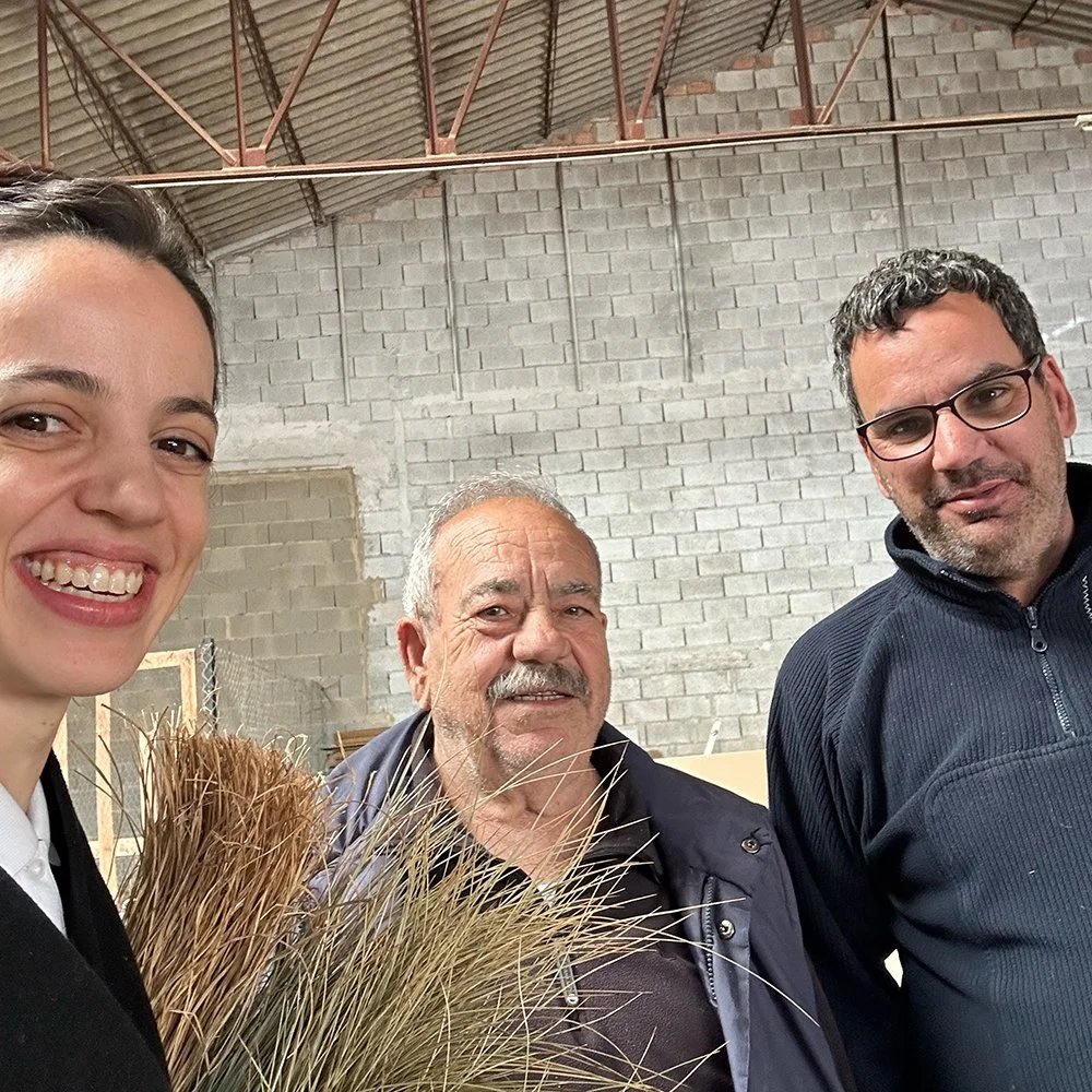 Sagarminaga Atelier en Arcos de la Frontera, colaborando con proveedores para asegurar la mejor calidad en fibras vegetales.