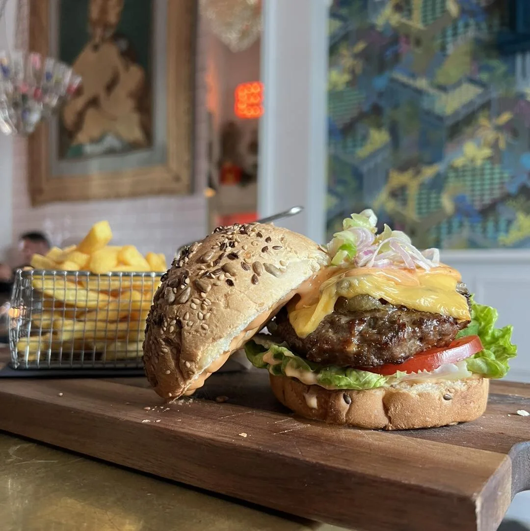 Klein katertje van gisteren? Dat is snel verleden tijd met onze overheerlijke burger 🥰

#nul73 #shertogenbosch #denboschcentrum #denbosch #instadenbosch #bezoekdenbosch #lekkereten #denboschspots #denboschonline #vegan #komdatzien #buurtdenbosch #na