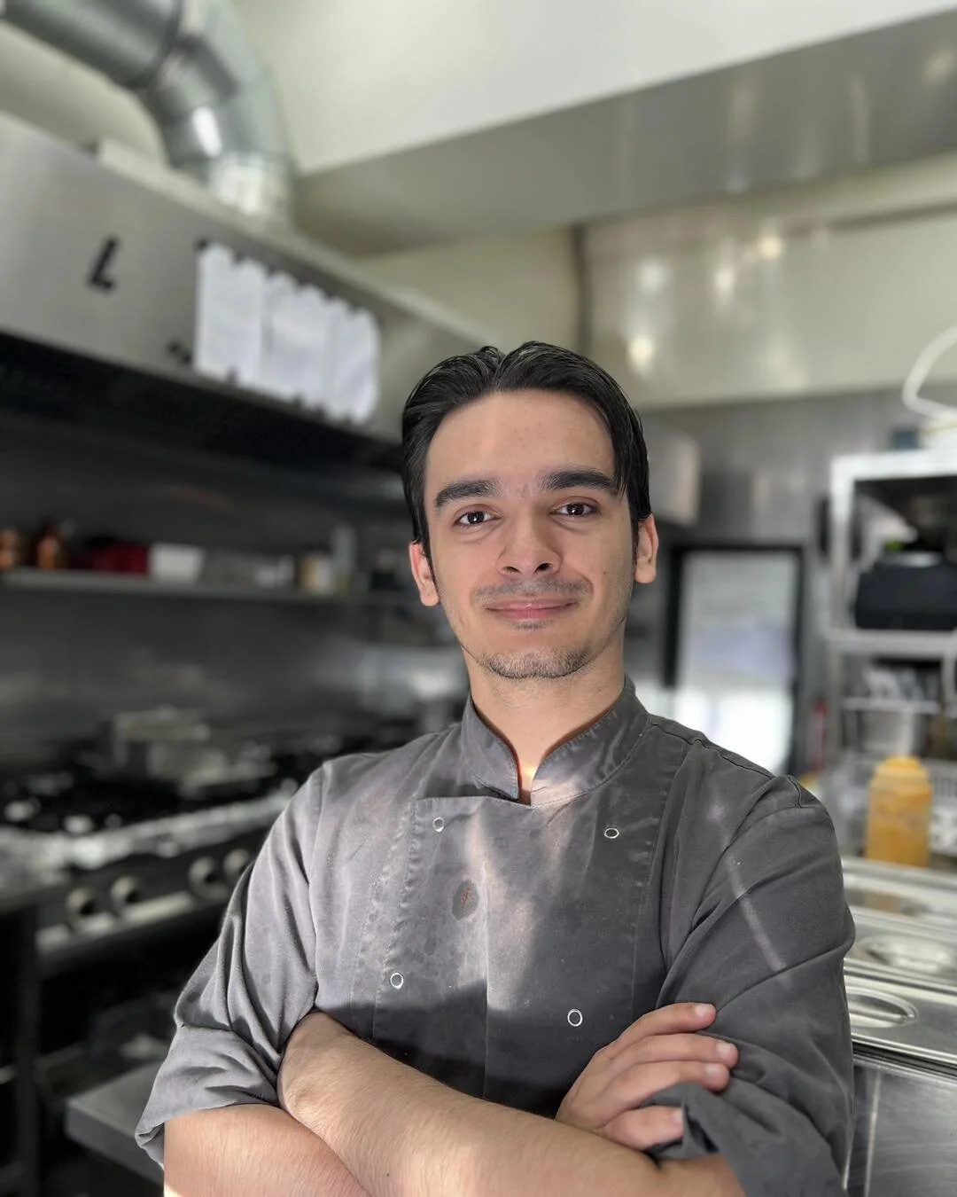 Hallo even voorstellen! Ik ben Dant&eacute;, 20 jaar  en ik werk momenteel al sinds 2019 in de keuken! Mijn taken zijn voornamelijk voor/na gerechten maken Ik hoop dat jullie snel mogen genieten van ons heerlijke bereide eten

#nul73 #shertogenbosch 