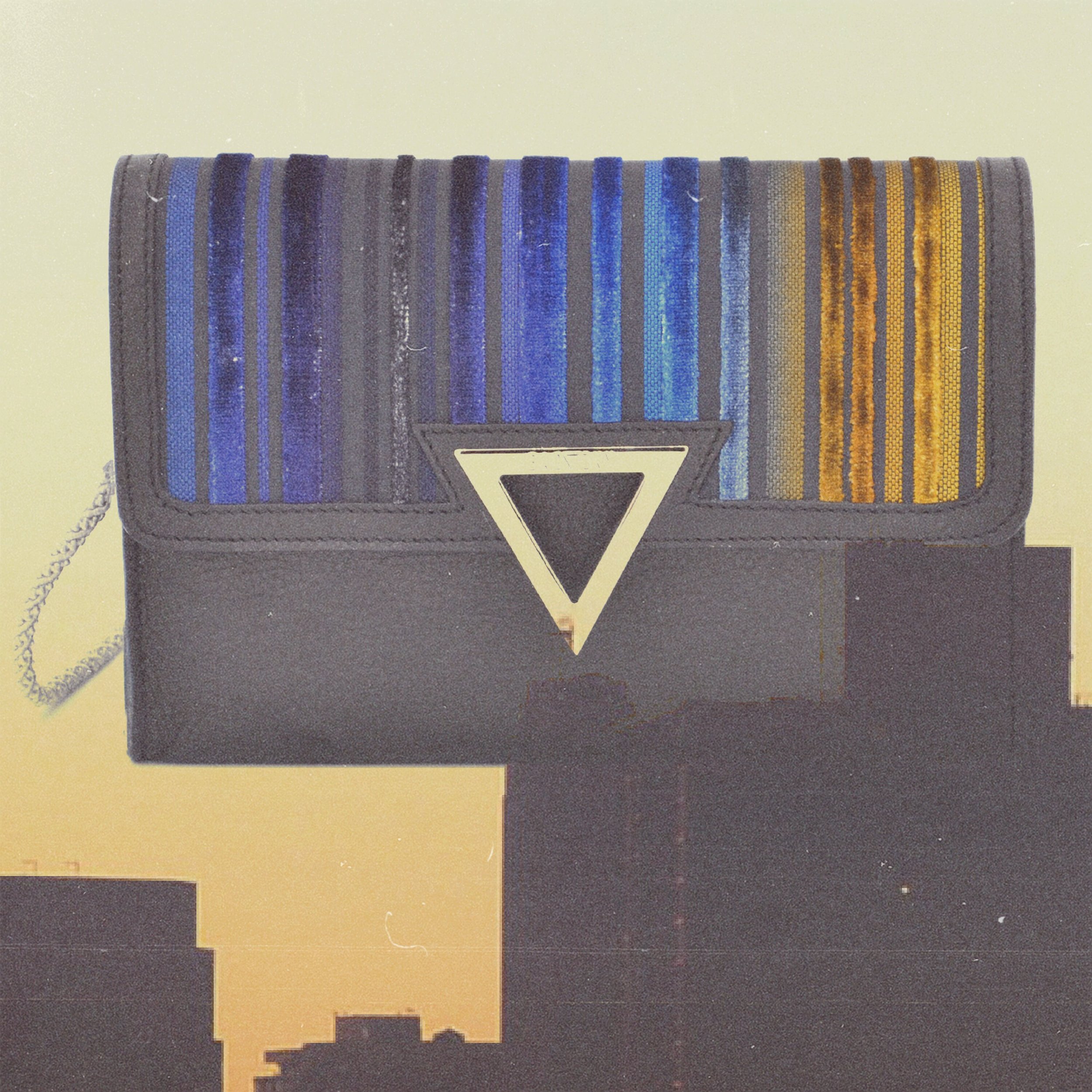 Moodpicture that shows how dawn looks like in the city. The purse reminds of the different lightning of dawn.
