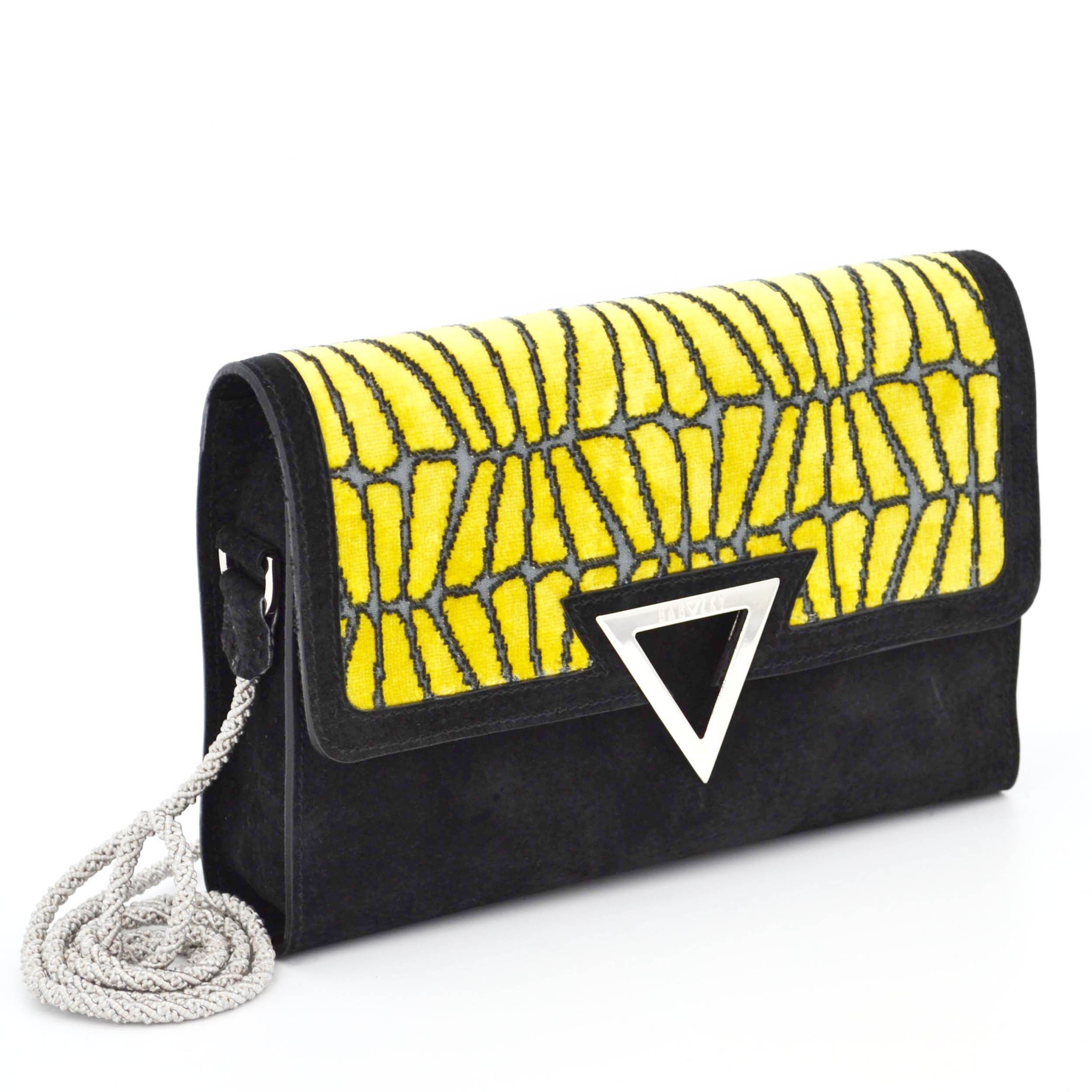 side view of the small suede purse. It´s 6 cm wide, but the allday belongings, like wallet, phone, keys and your neccesseties will fit in.