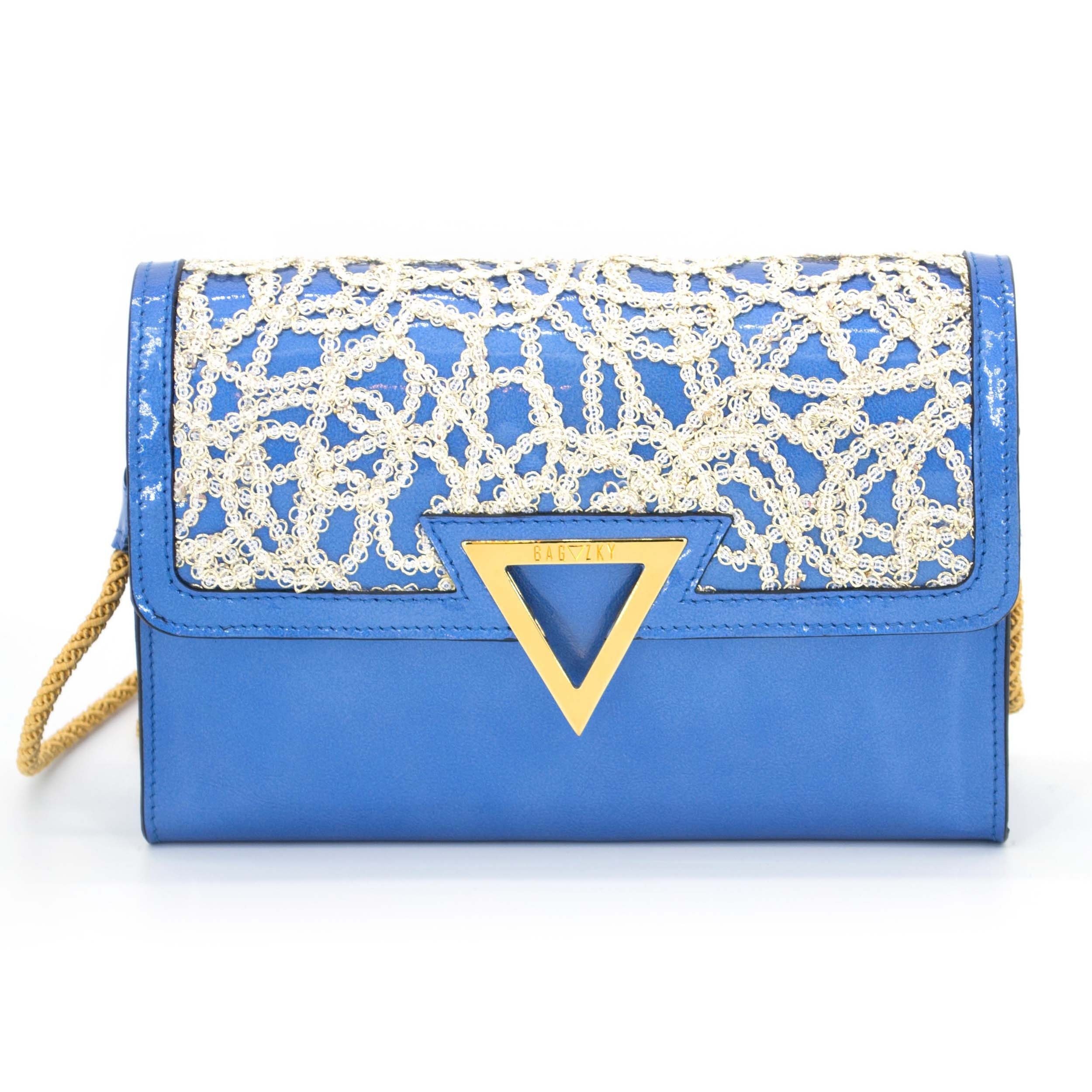 Frontview of the small handbag. It´s made of blue patent leather and is garnished with a white and golden lace fabric.