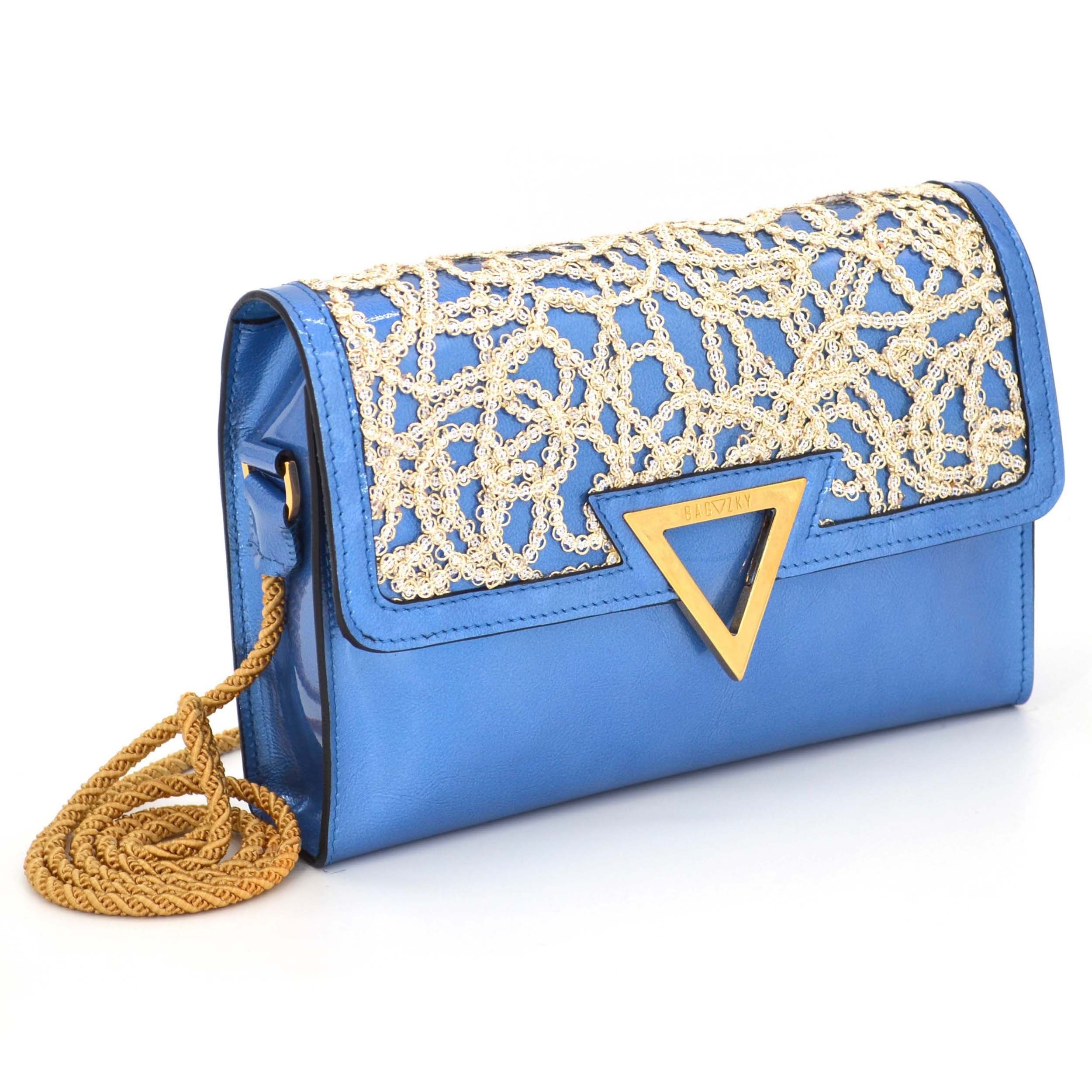 Sideview of the small patent shoulderbag.
