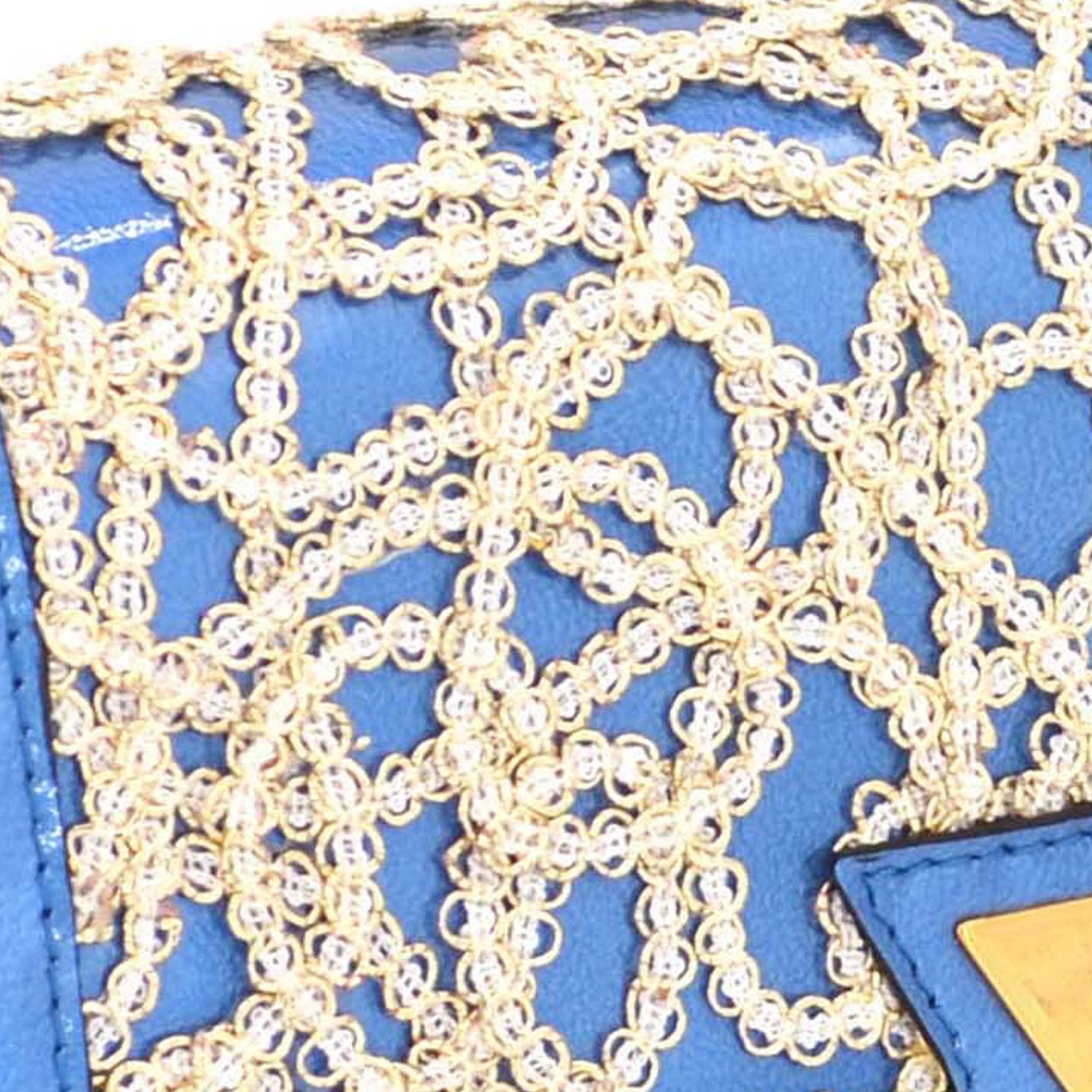 Detailed look at the fabric which is attached to the patent leather. It is lace, which symbolizes the little waves on the surface of the sea.