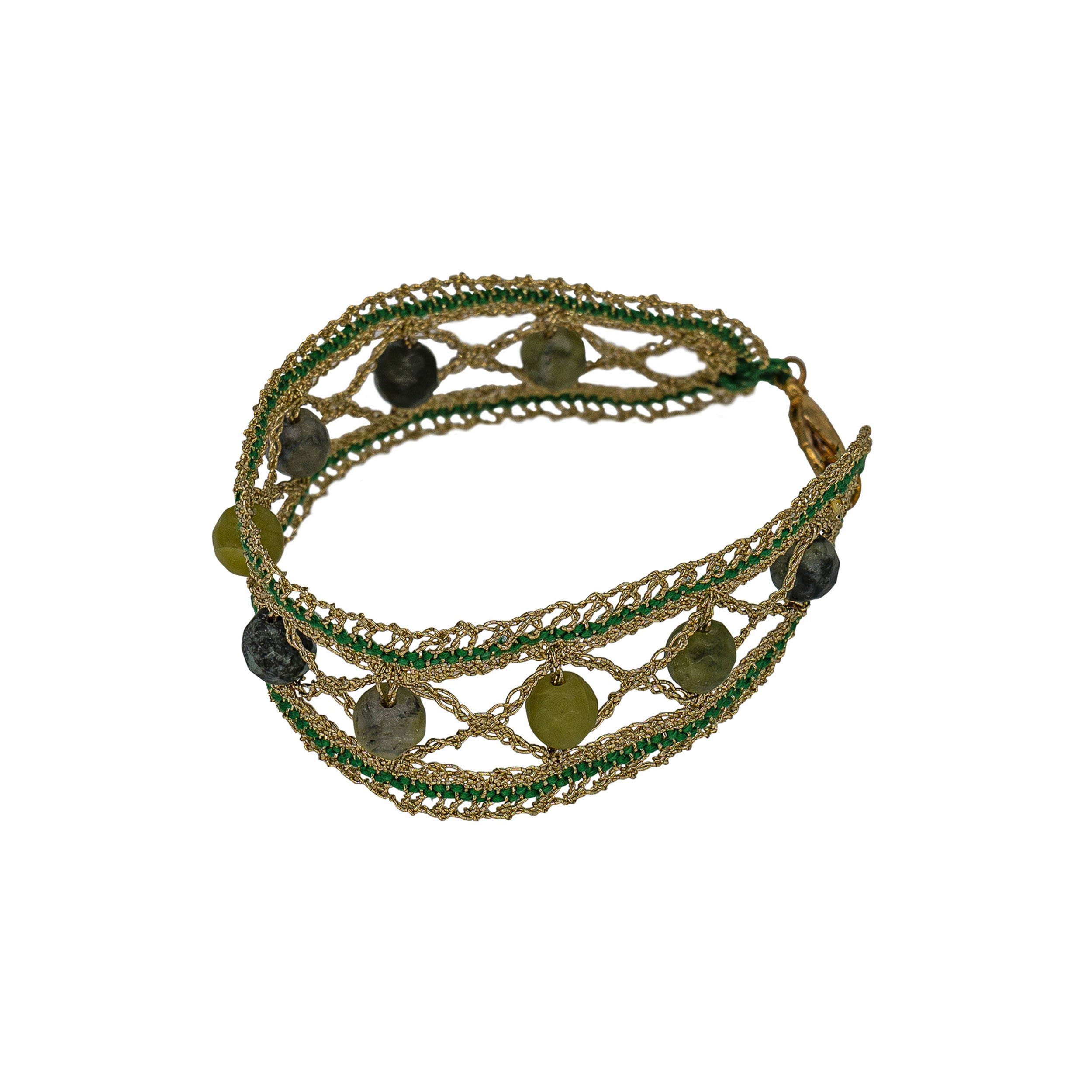 Bobbin lace takes years of training and a lot of patience. Only the truly masterful master this technique to perfection. The Toskana bracelet is the perfect example.